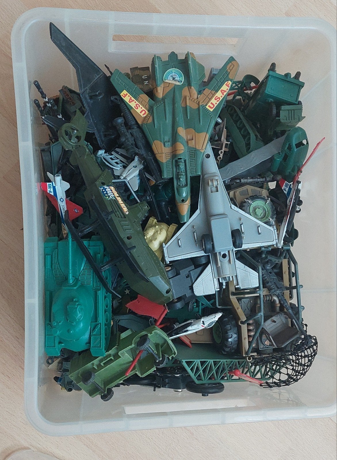 Grote doos met militair speelgoed (vliegtuigen, tanks, etc.), Ophalen, Gebruikt