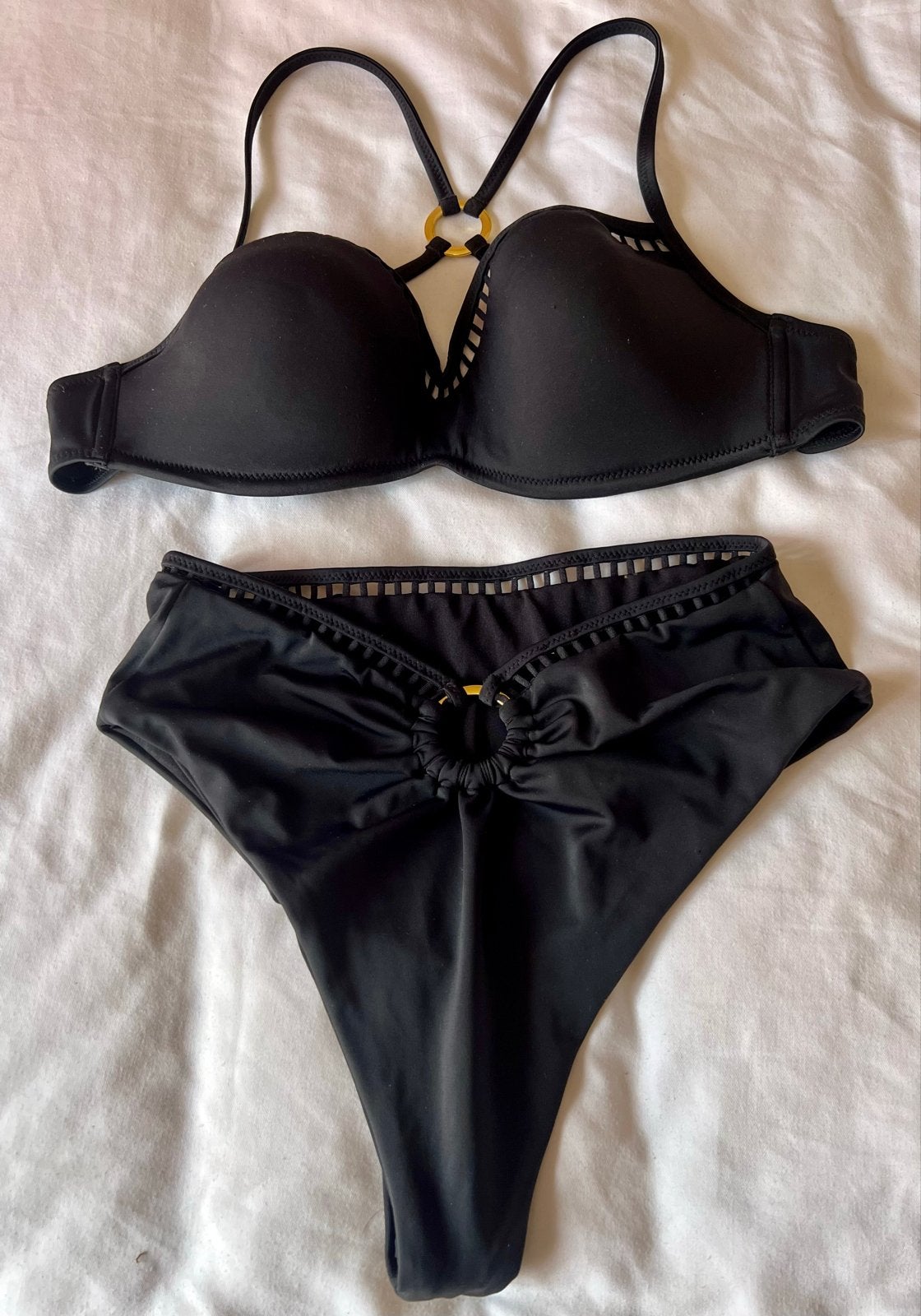 Calzedonia Cobey bikini met gouden details - Zo goed als nie, Kleding | Dames, Ophalen of Verzenden, Zo goed als nieuw, Zwart
