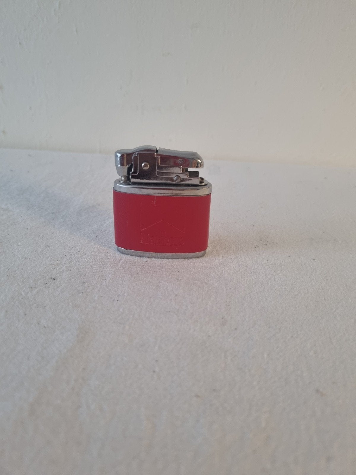 Vintage rode aansteker met Marlboro logo, Verzamelen, Ophalen of Verzenden, Gebruikt, Aansteker