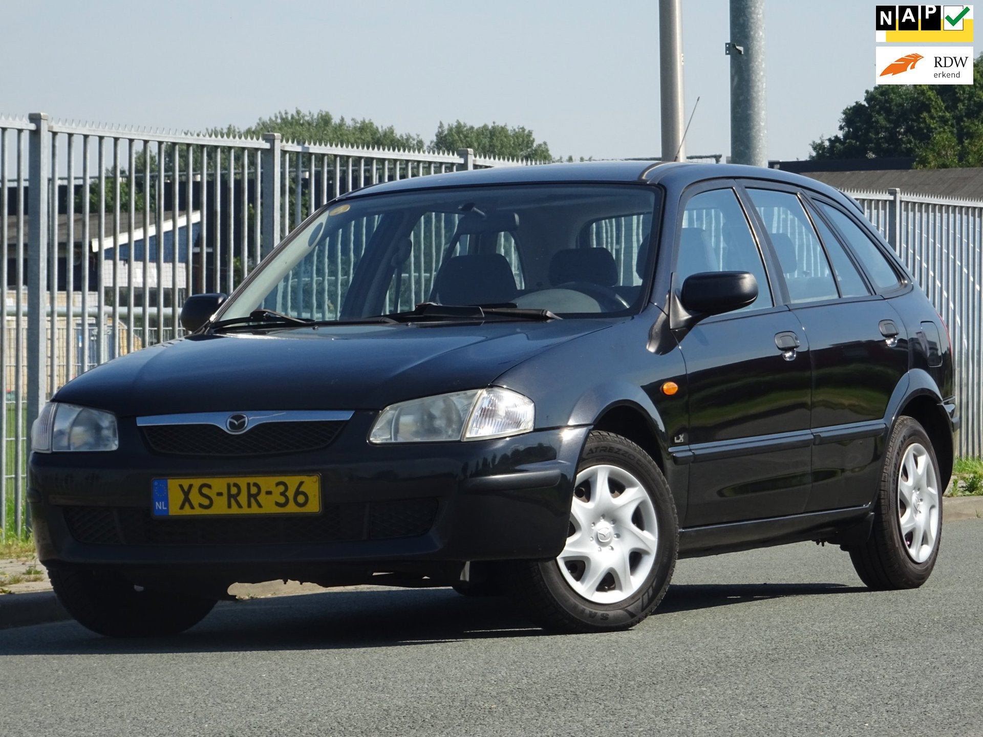 Mazda 323 Fastbreak 1.5i LX 147DKM/NAP/TREKHAAK/CV/APK, Auto's, 4 cilinders, 400 kg, Zwart, Origineel Nederlands