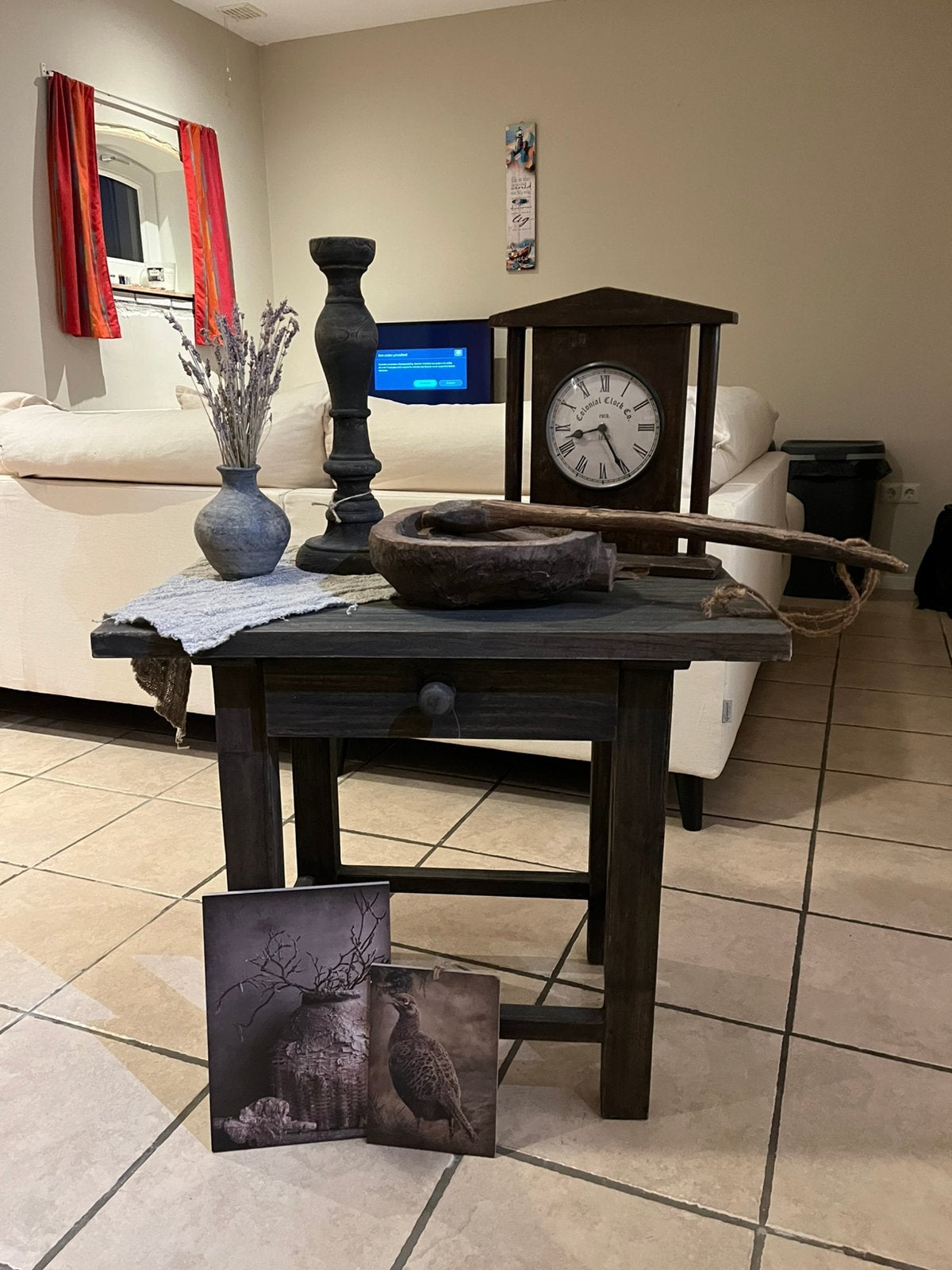 Landelijke tafel met landelijke accessoires en klok, Ophalen, 50 tot 100 cm, Rond, Zo goed als nieuw