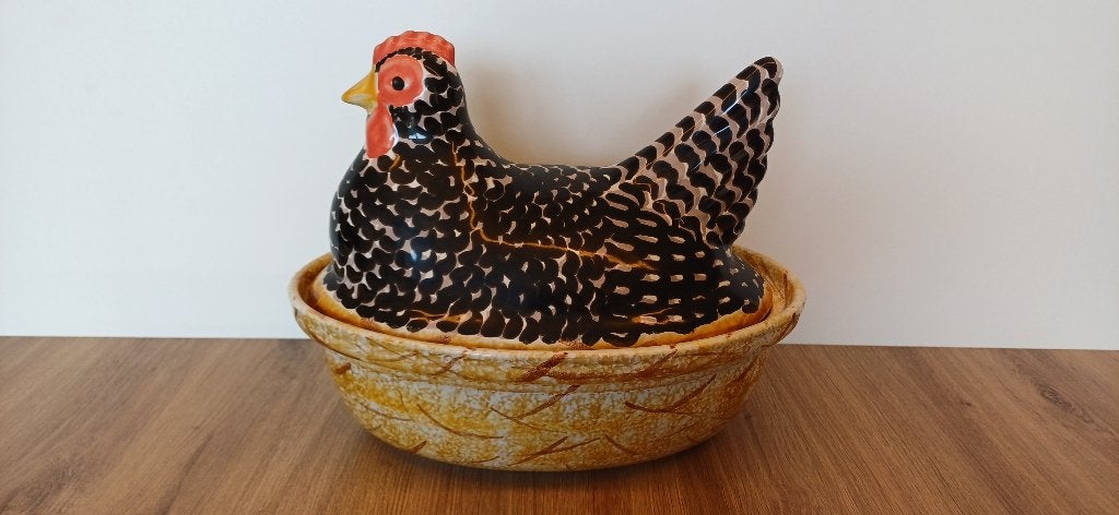 Handgemaakte keramische terrine van een broedende kip, Ophalen, Zo goed als nieuw, Overige materialen, Bord of Schaal