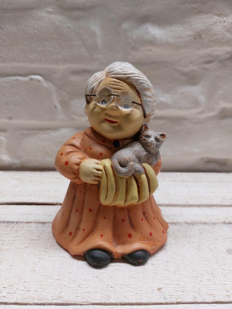 Oma met kat spaarpot - Vintage keramiek, Verzenden, Gebruikt, Steen, Aardewerk of Keramiek, Overige thema's