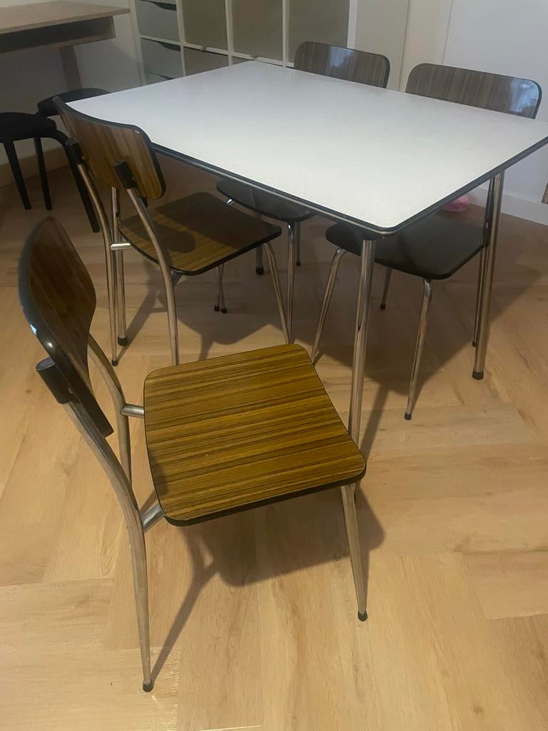 Vintage eettafel met 4 stoelen - compact en stijlvol, Huis en Inrichting, Tafels | Eettafels, Ophalen, Gebruikt, 100 tot 150 cm