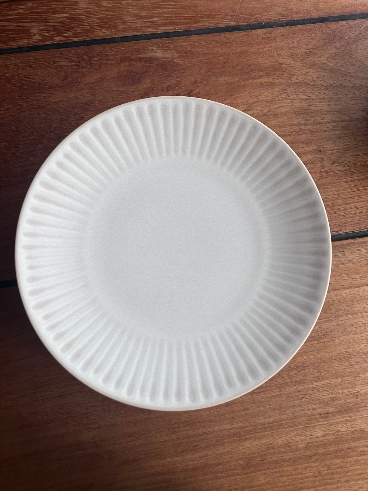 8 diner borden, 2 diepe borden, 3 bakjes hema (wit/reliëf), Huis en Inrichting, Ophalen, Hema, Gebruikt, Bord(en)