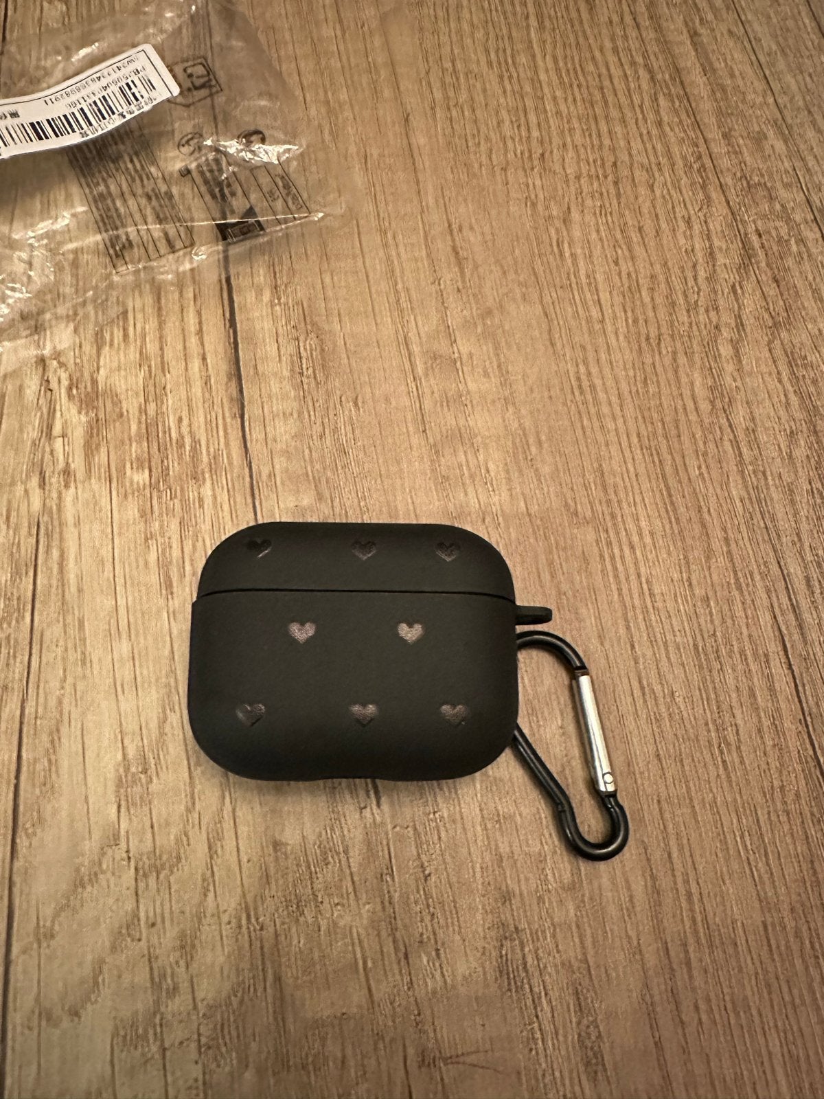 Zwart AirPods hoesje met hartjes en karabijnhaak, Ophalen, Zwart, Overige merken, Nieuw