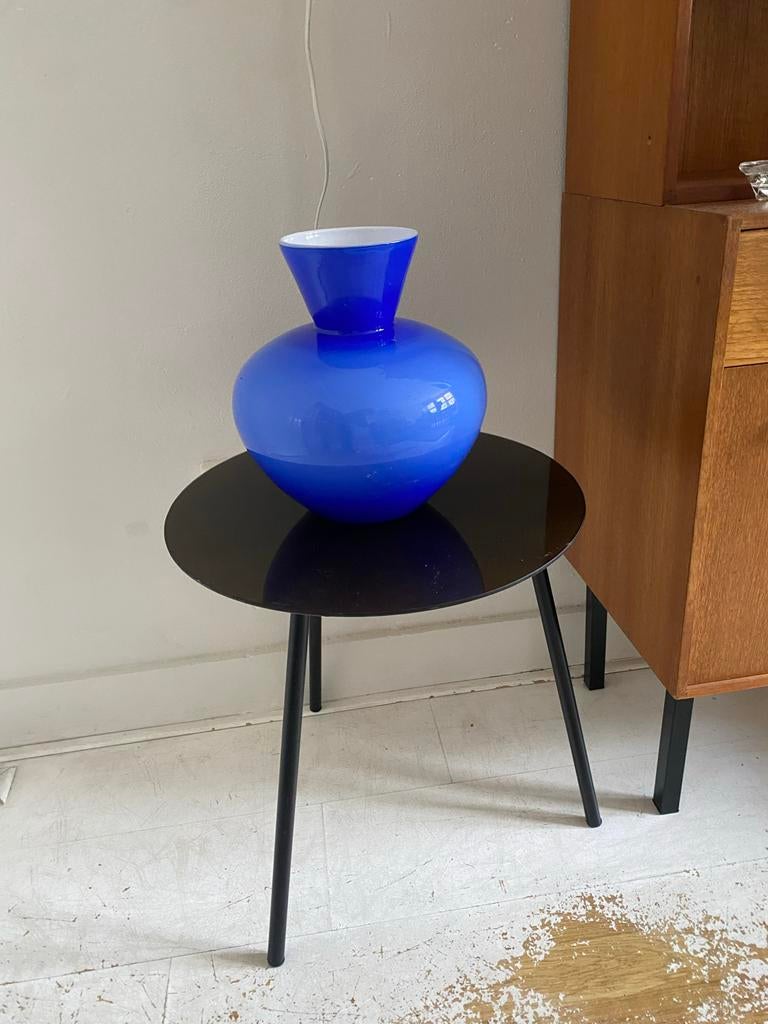 Zwarte glazen design bijzettafel, 45 tot 60 cm, Minder dan 55 cm, Rond, Ophalen of Verzenden