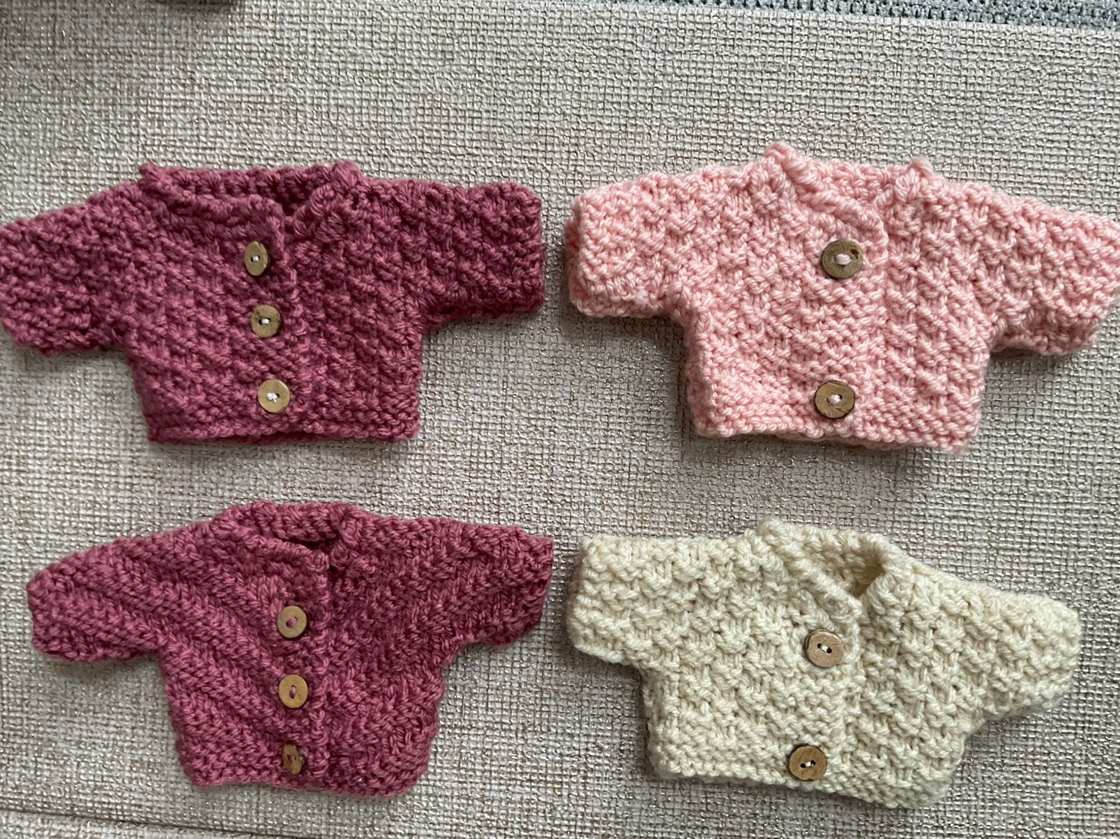 Leuke handgebreide vestjes voor poppen/ beren tot 25 cm, Verzamelen, Poppen, Verzenden, Nieuw, Kleertjes