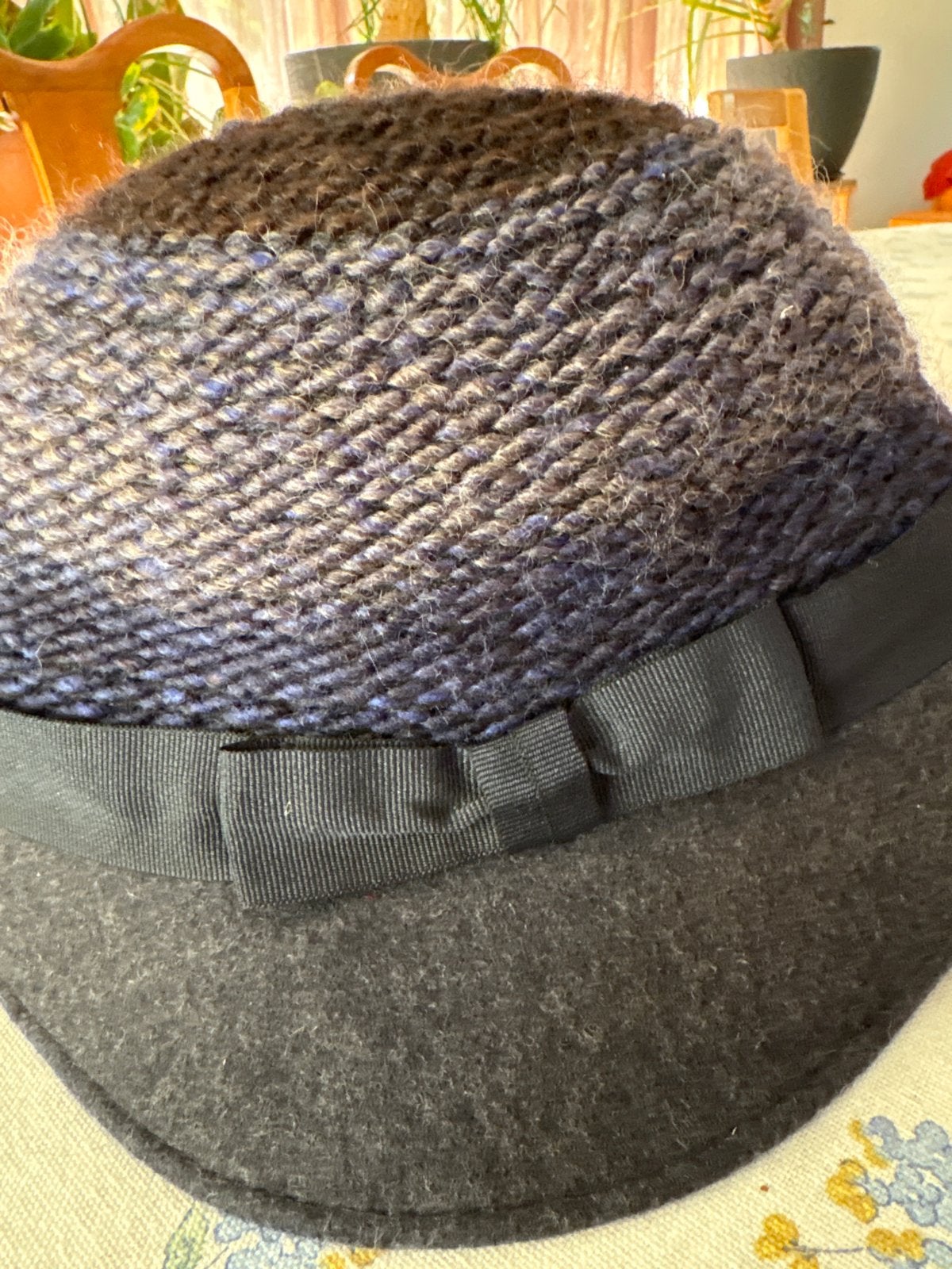 Stijlvolle De Bijenkorf hoed - Blauw/Grijs, Ophalen, Zo goed als nieuw, One size fits all, Hoed