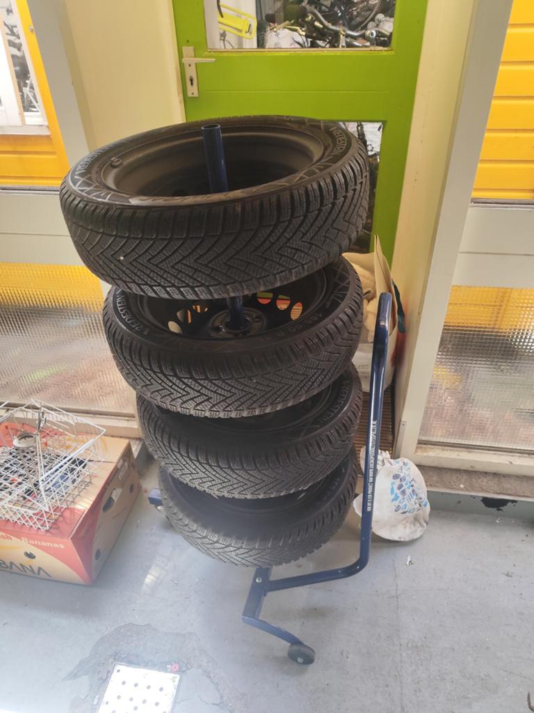 Set van 4 vredestein winterbanden 165/60 R 15 (m+s) inc velg, Ophalen