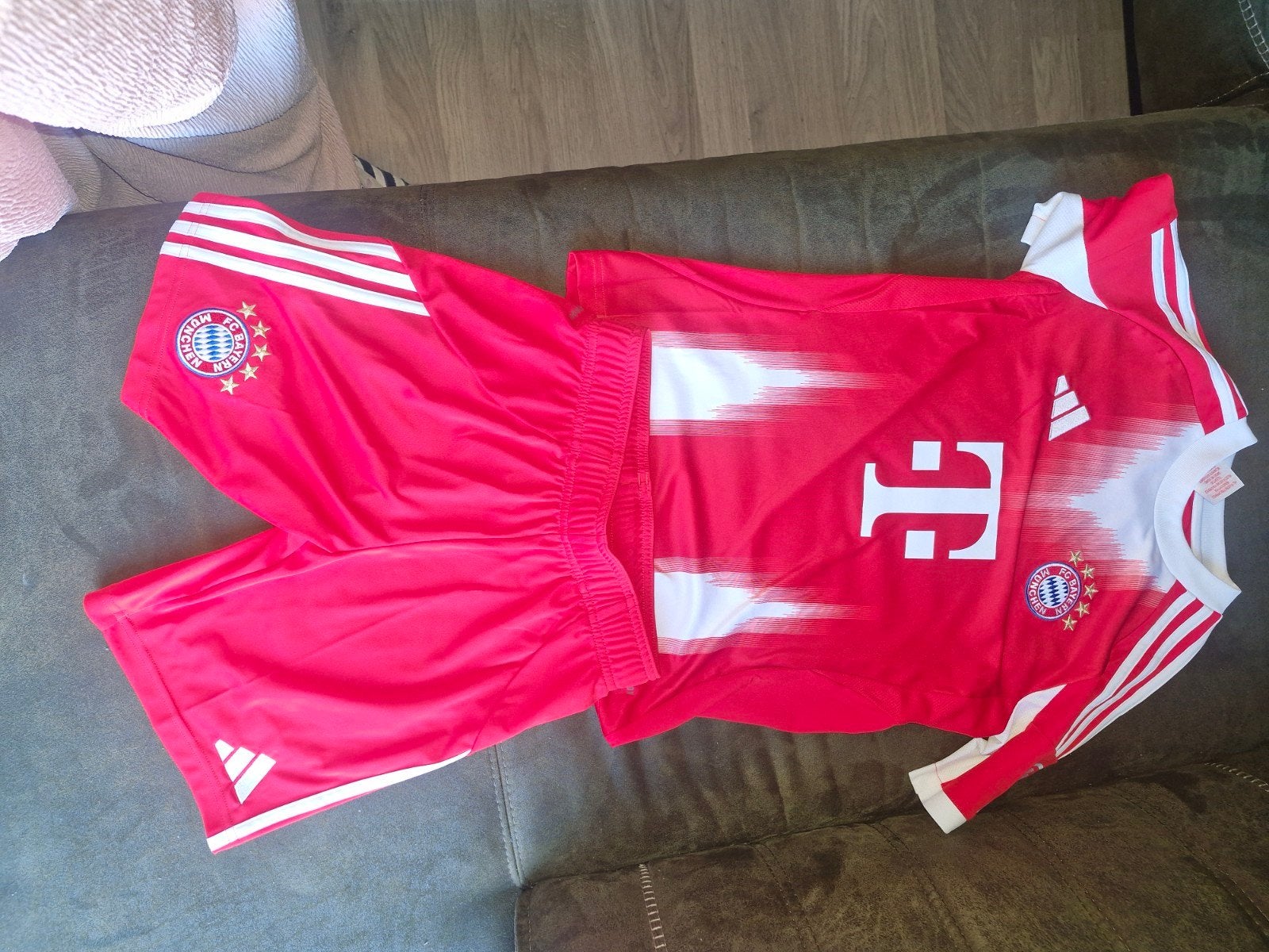 Bayern Munchen tenue Adidas  maat 152 nieuw, Maat XS of kleiner, Ophalen of Verzenden, Nieuw, Set