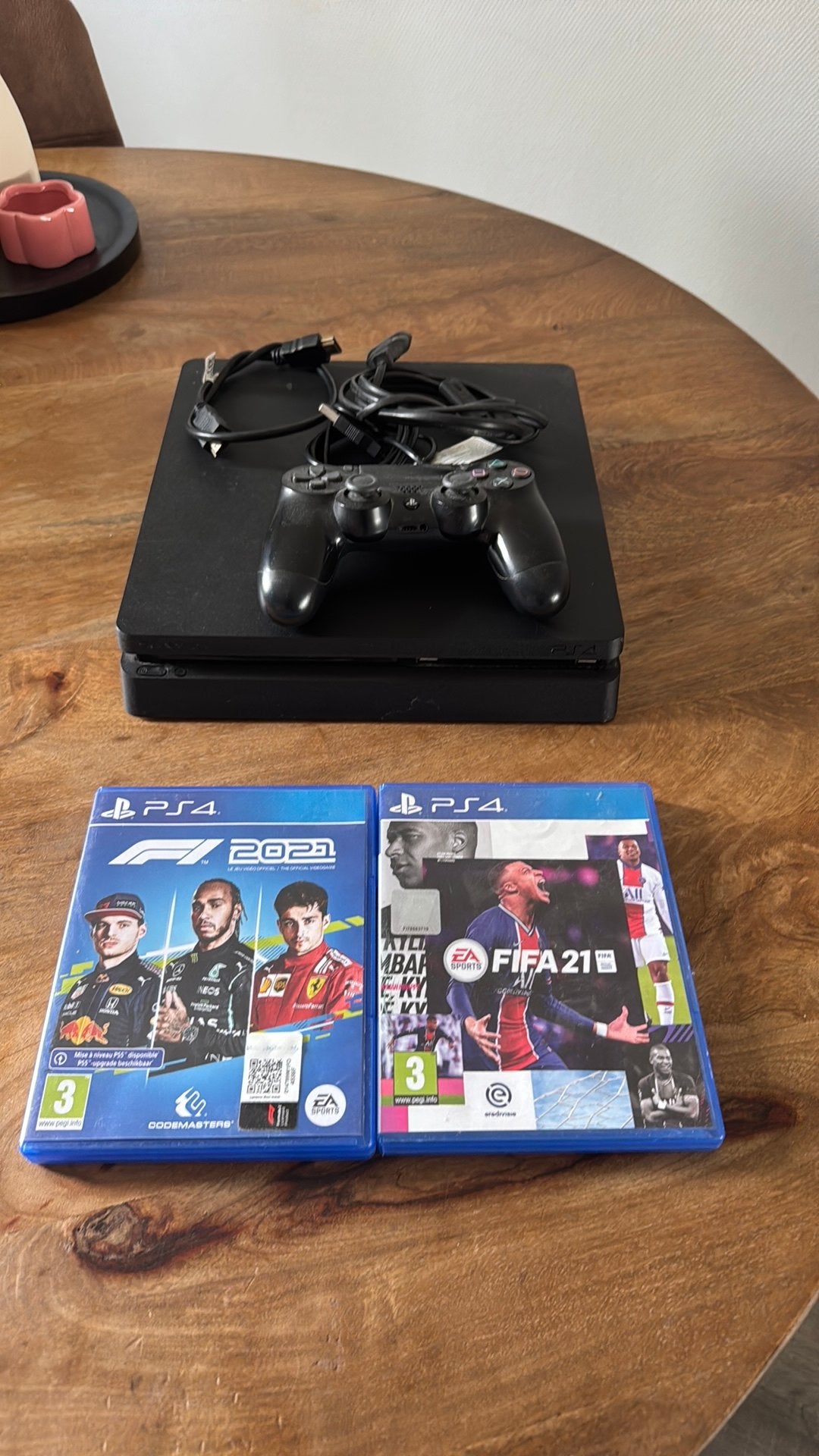 PlayStation 4 Slim met controller en kabels, Spelcomputers en Games, Ophalen, 500 GB, Zo goed als nieuw, Met 1 controller