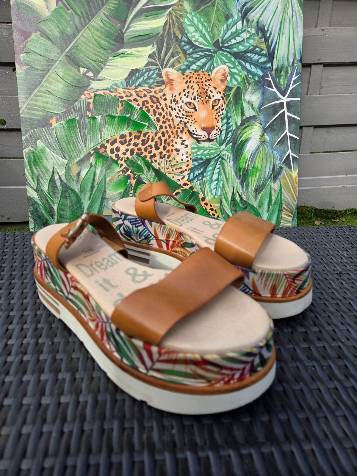 Nieuwe leren sandalen met tropische print, Bruin, Nieuw, Sandalen of Muiltjes, Ophalen of Verzenden