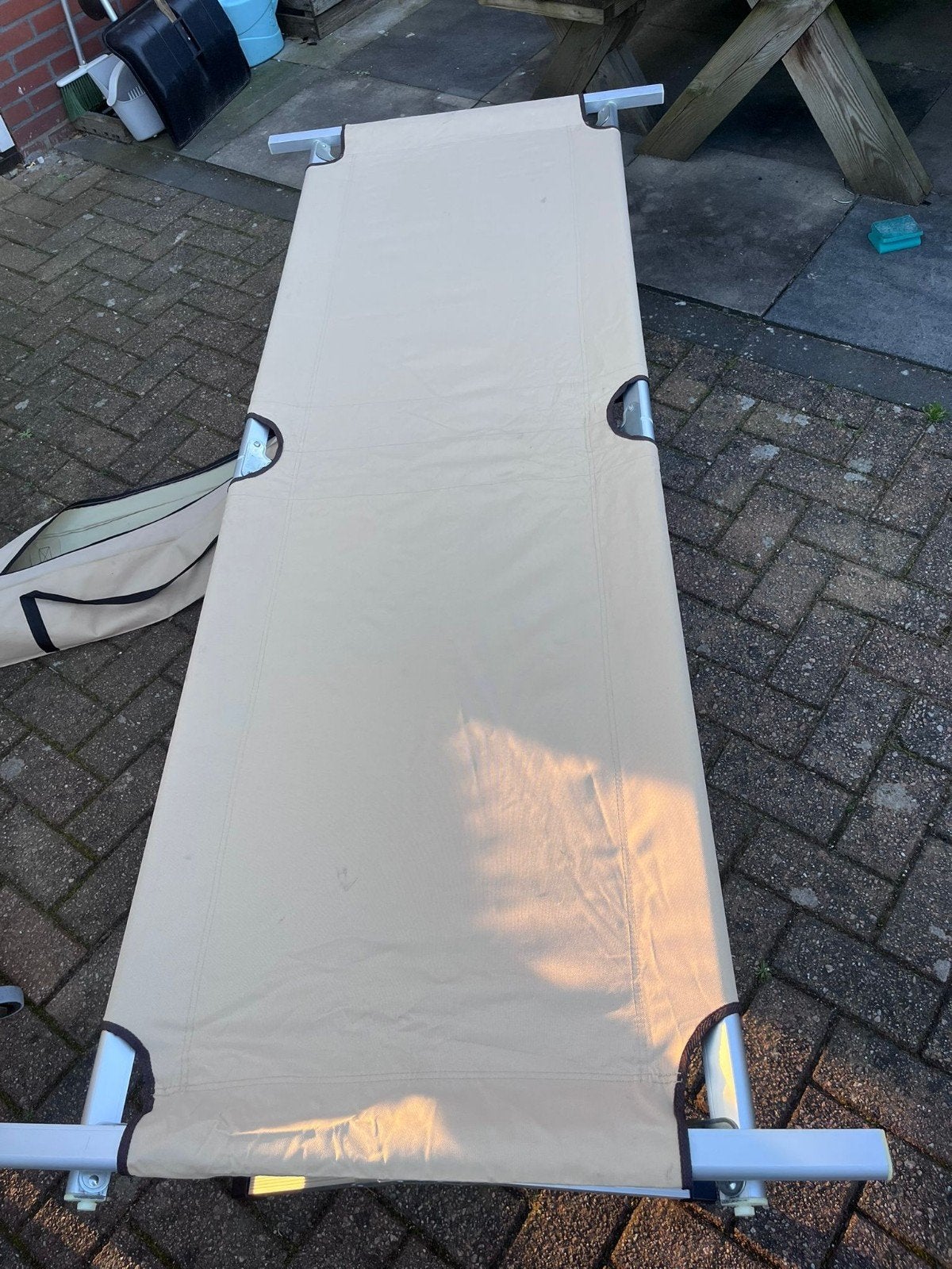Kampeer stretchbed met hoes - Makkelijk inklapbaar beige, Ophalen, Zo goed als nieuw, Overige