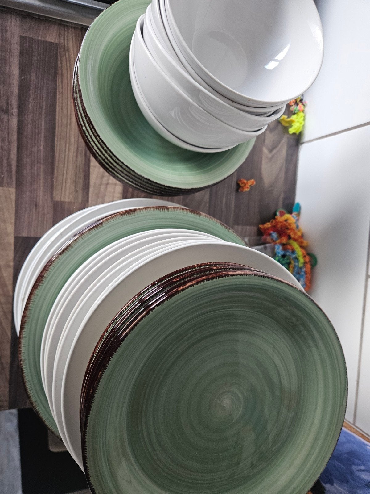 Servies set: Groene en witte borden en witte kommen, Ophalen, Aardewerk, Overige stijlen, Bord(en)