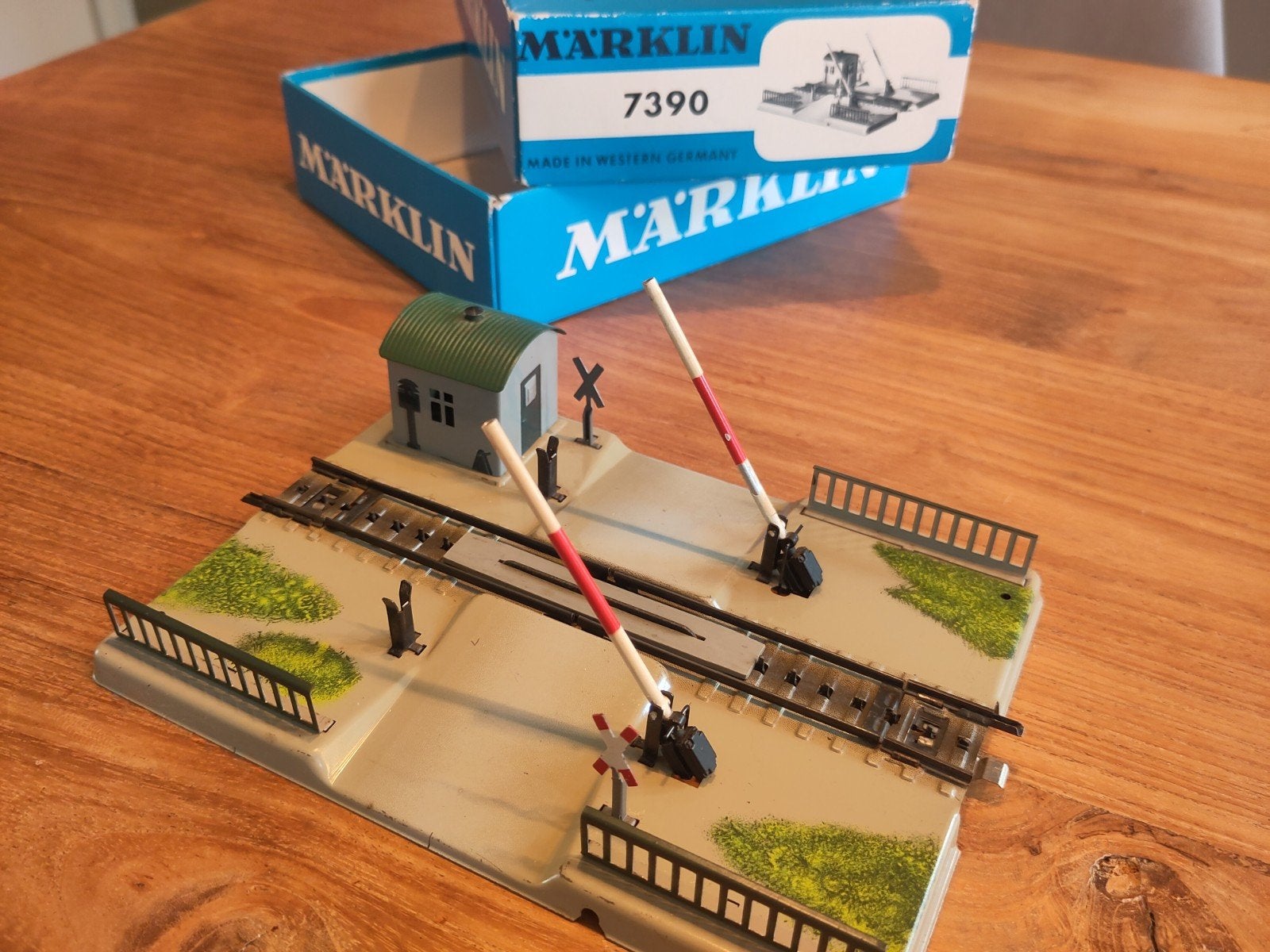 Märklin 7390 Spoorwegovergang | OVP, zeer netjes | snel rond, Wisselstroom, Overige typen, Ophalen of Verzenden, Zo goed als nieuw