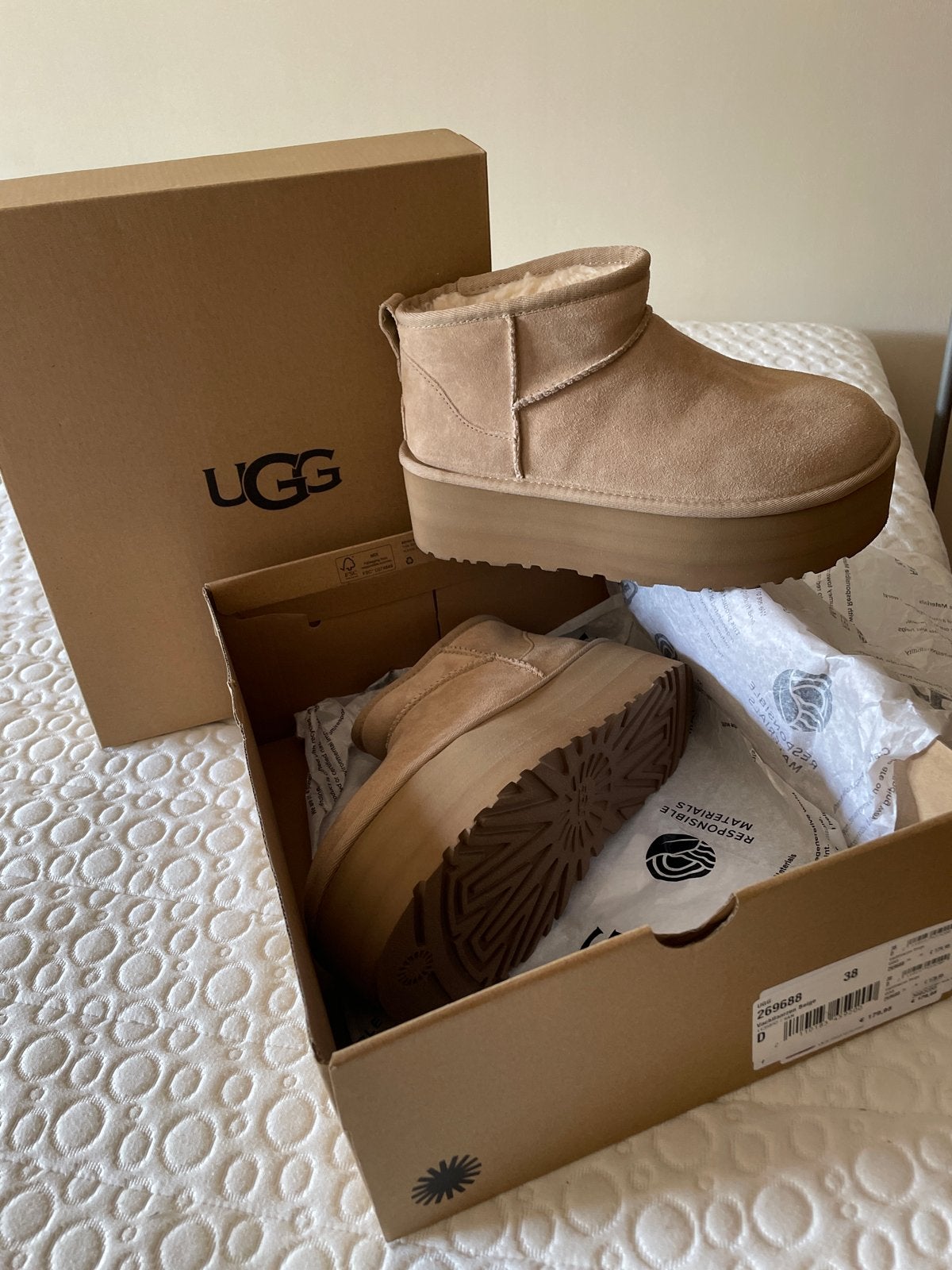 Nieuwe UGG Classic Mini Platform Laarzen - Maat 38, Ophalen, Nieuw, Beige, Lage of Enkellaarzen