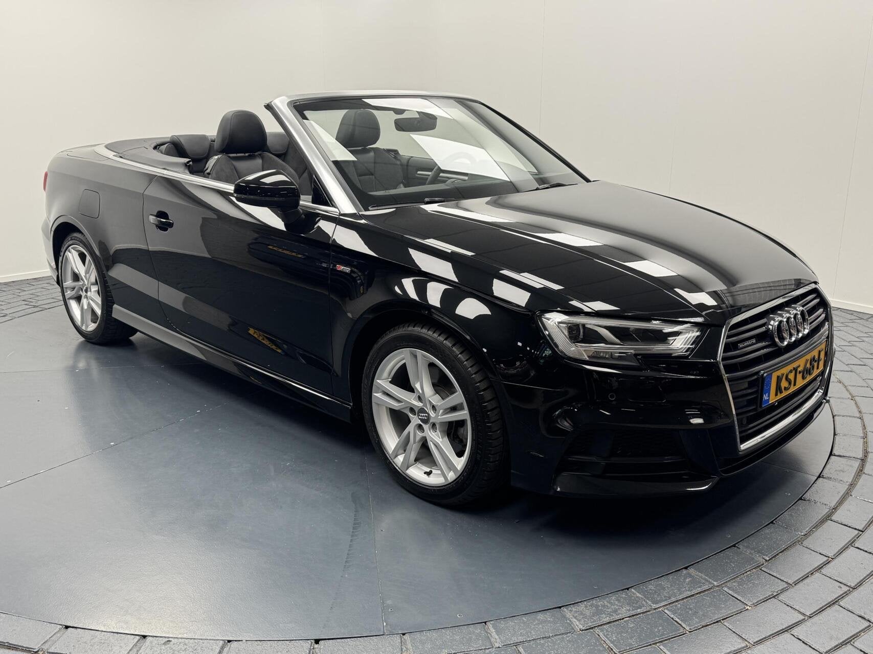 Audi A3 Cabriolet 40 TFSI 190PK Quattro S-Line Automaat-Navi, Automaat, Gebruikt, 4 stoelen, Zwart