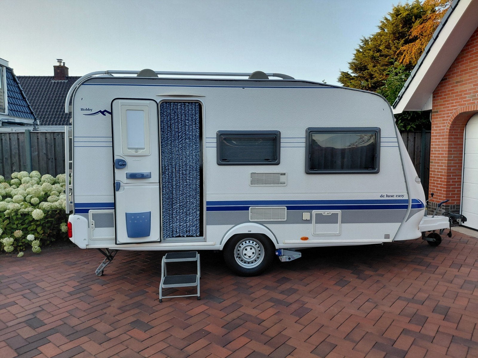 Hobby Easy De Luxe 2006 – Complete en instapklare caravan, Standaardzit, Hobby, Particulier, 4 tot 5 meter