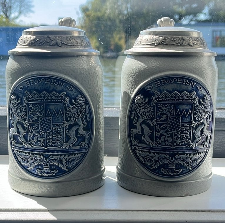 Duitse Bierpulen Bayern met sierlijk deksel, Steen/keramiek, Ophalen of Verzenden, Gebruikt, Met deksel