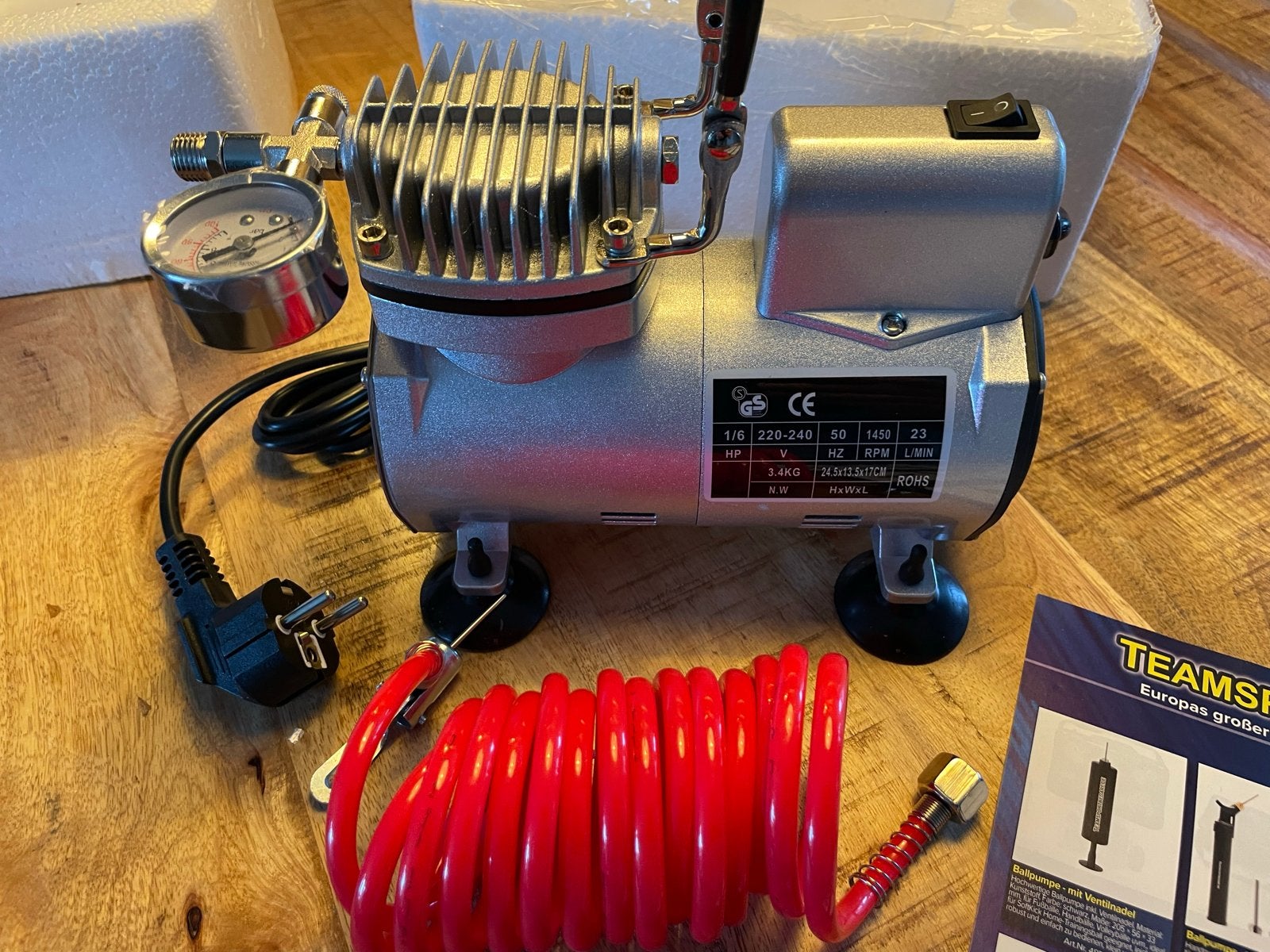 Compacte elektrische luchtcompressor voor ballen, Ophalen of Verzenden, Zo goed als nieuw, Minder dan 200 liter/min, Minder dan 6 bar