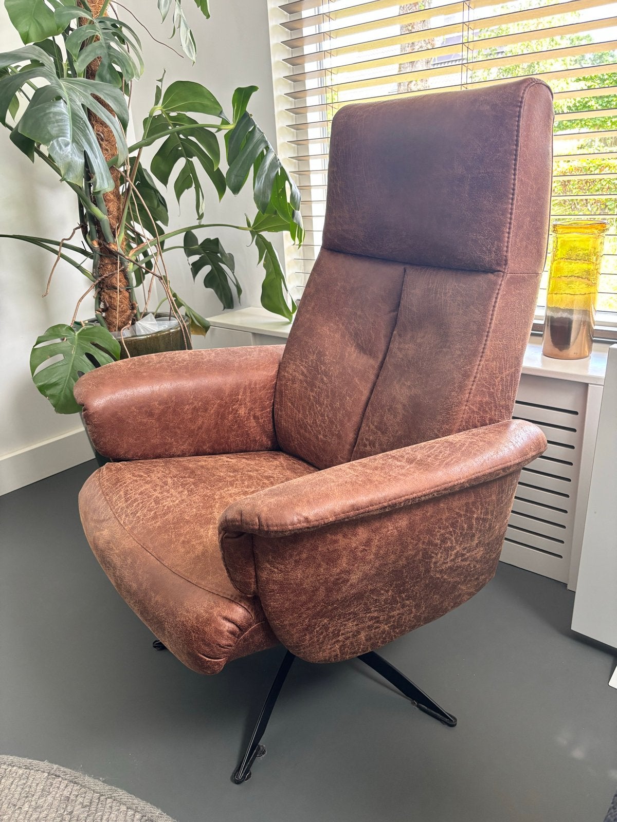 Lederen draai fauteuil cognac - Van Donzel, Huis en Inrichting, Ophalen, Minder dan 75 cm, Leer, Zo goed als nieuw