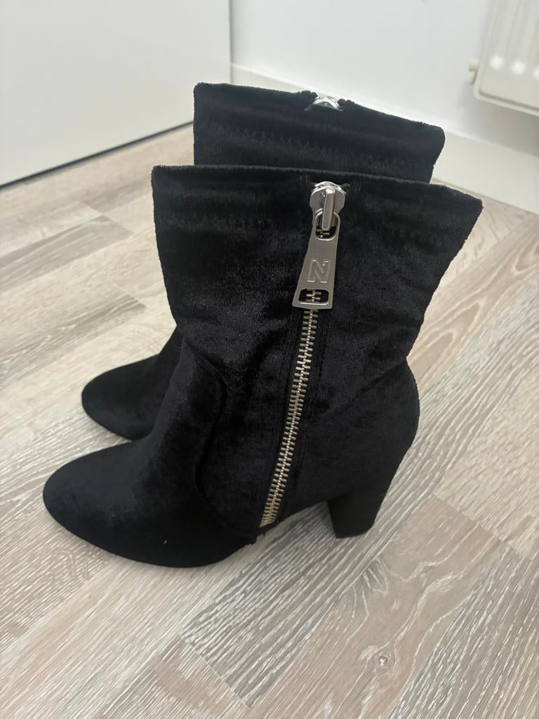 Nikkie laarsjes maat 39, Kleding | Dames, Schoenen, Zo goed als nieuw, Zwart, Ophalen of Verzenden