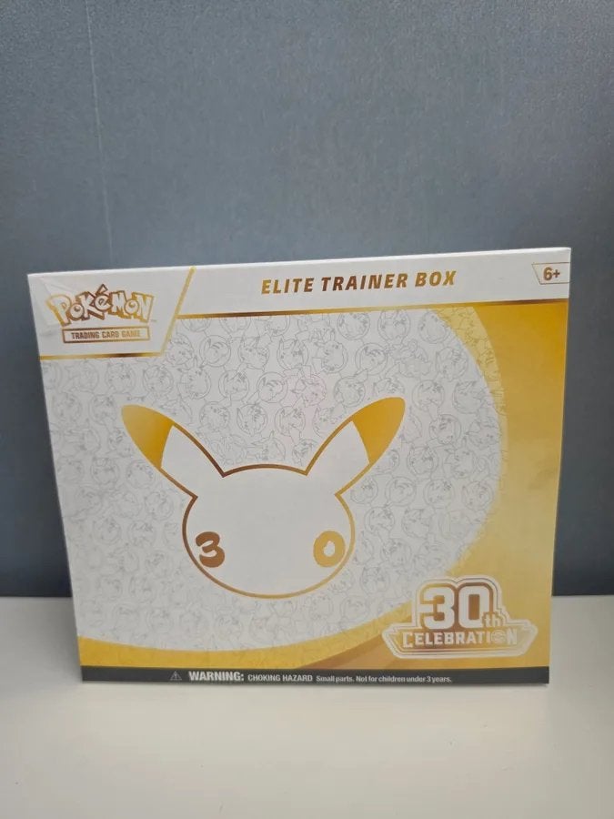 Pokémon 30th Celebration ETB, Ophalen of Verzenden, Nieuw, Boosterbox
