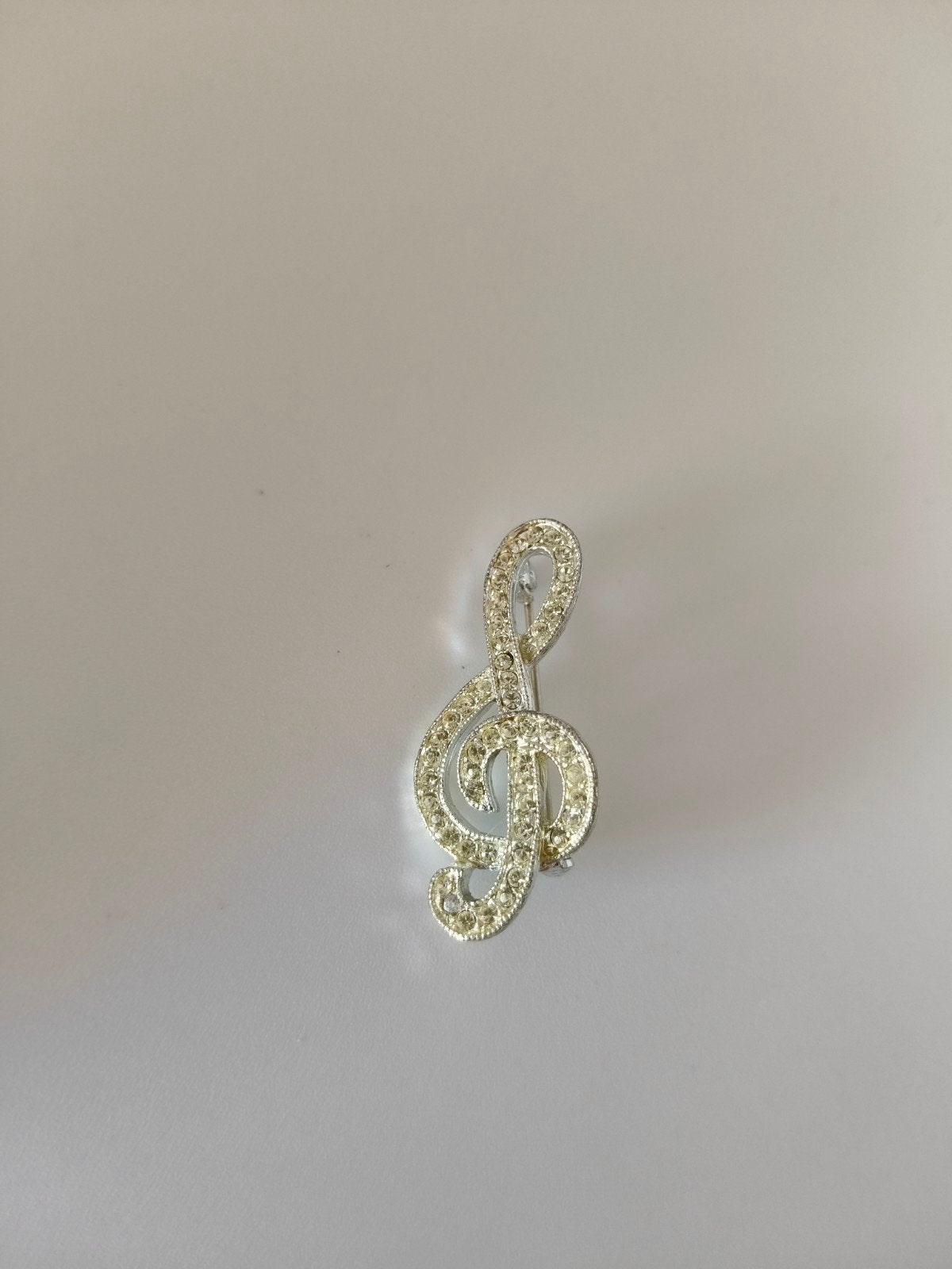 Prachtige vioolsleutel broche met strass - 4x2 cm, Sieraden, Tassen en Uiterlijk, Overige materialen, 4 tot 7 cm, Gebruikt, Ophalen of Verzenden