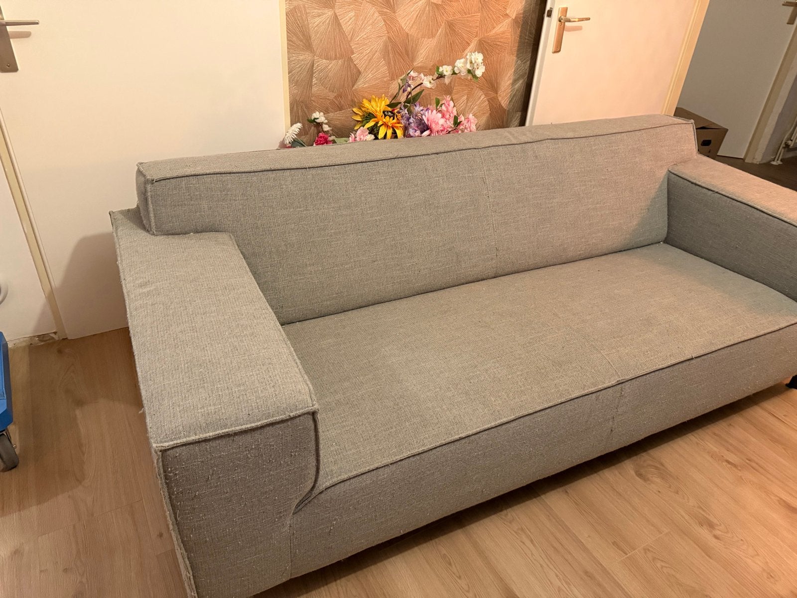 Comfortabele grijze driepersoonsbank, Driepersoons, 75 tot 100 cm, Ophalen of Verzenden, Zo goed als nieuw