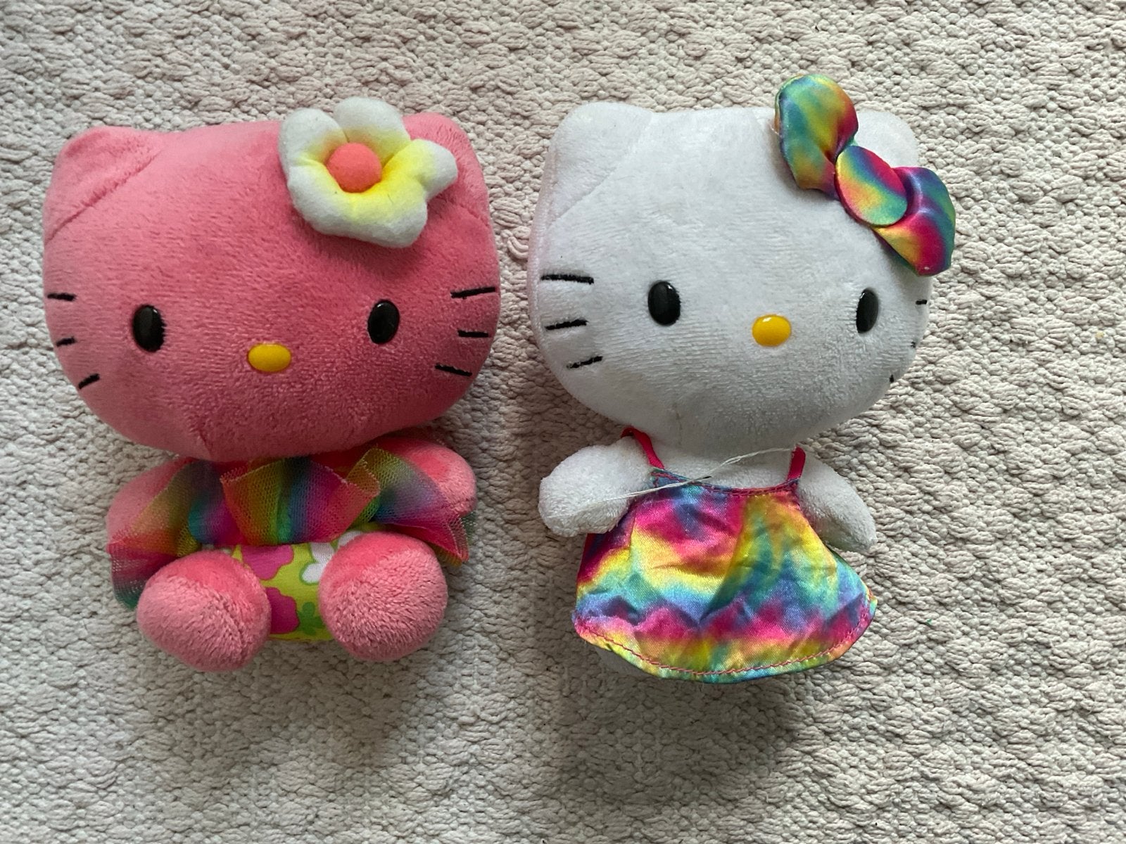 Hello Kitty knuffels - Roze en Wit, Kinderen en Baby's, Speelgoed | Knuffels en Pluche, Ophalen, Zo goed als nieuw, Kat, Met kleding of accessoire