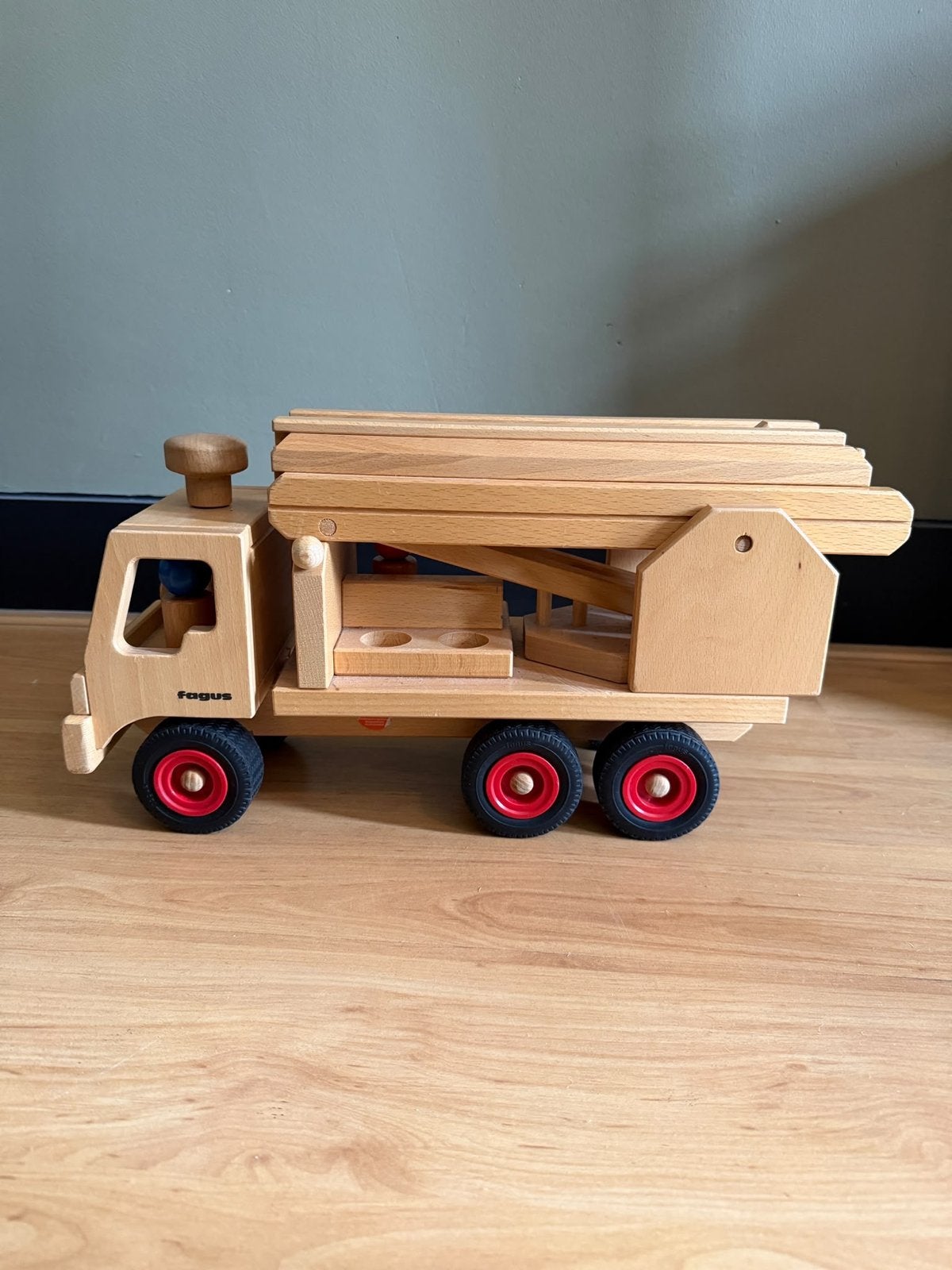 Fagus houten brandweerwagen met uitschuifbare ladder, Ophalen of Verzenden, Gebruikt, Rij- of Hobbelspeelgoed