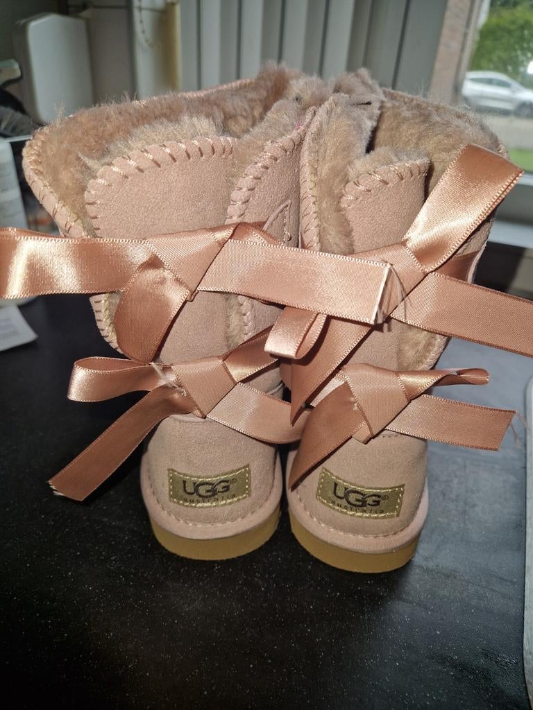 UGG Laarzen met strik - oud roze NIEUW, Kleding | Dames, Schoenen, UGG, Lage of Enkellaarzen, Nieuw, Ophalen of Verzenden