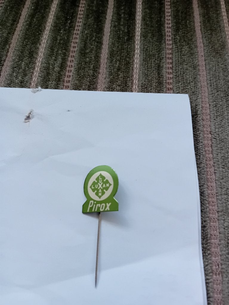 Pin LUXAN - Elst, Verzamelen, Speldjes, Pins en Buttons, Ophalen of Verzenden, Zo goed als nieuw, Merk, Speldje of Pin
