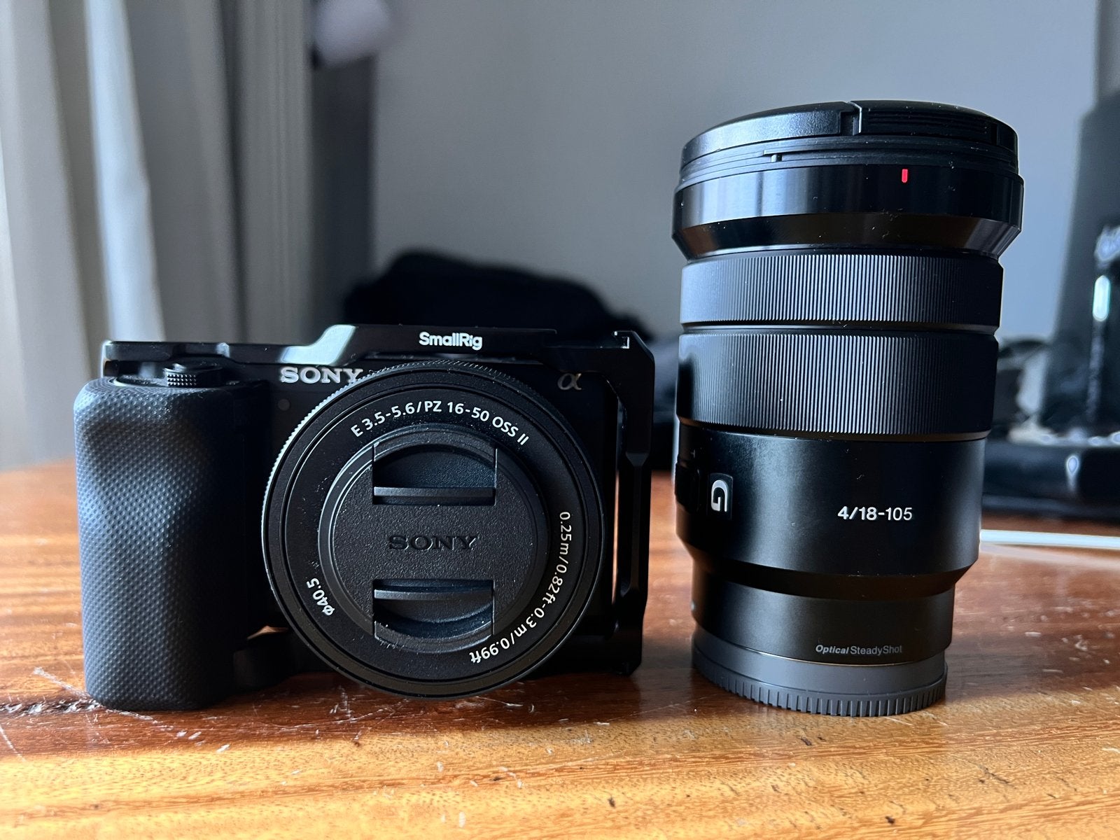 Sony ZV-E10 + 18-105 f4 Lens + Cage & Accessories | ZGAN, Audio, Tv en Foto, Ophalen, Beeldstabilisatie, Zo goed als nieuw, Accu