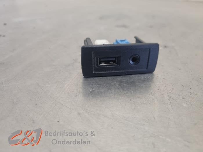 AUX/USB aansluiting van een Mercedes Vito, Gebruikt, -, Ophalen of Verzenden, -