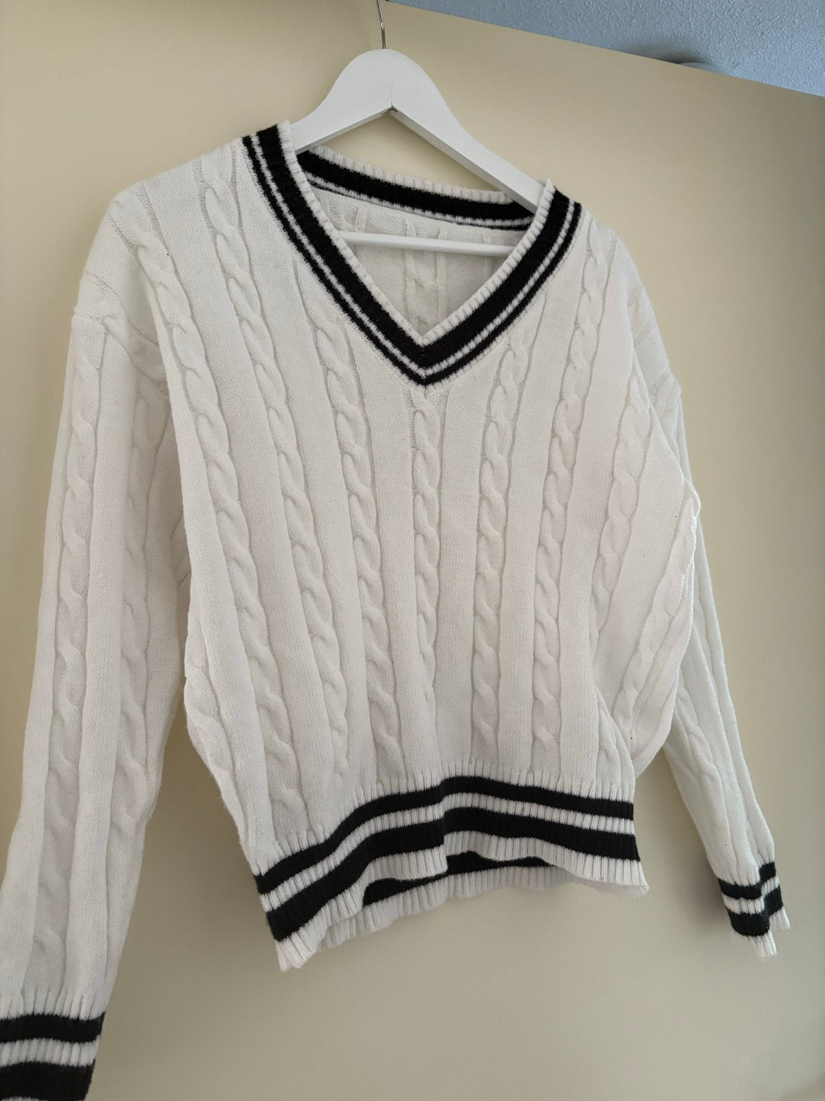 Witte kabeltrui met V-hals en zwarte strepen, maat XS (34), Kleding | Dames, Truien en Vesten, Verzenden, Zo goed als nieuw, Maat 34 (XS) of kleiner