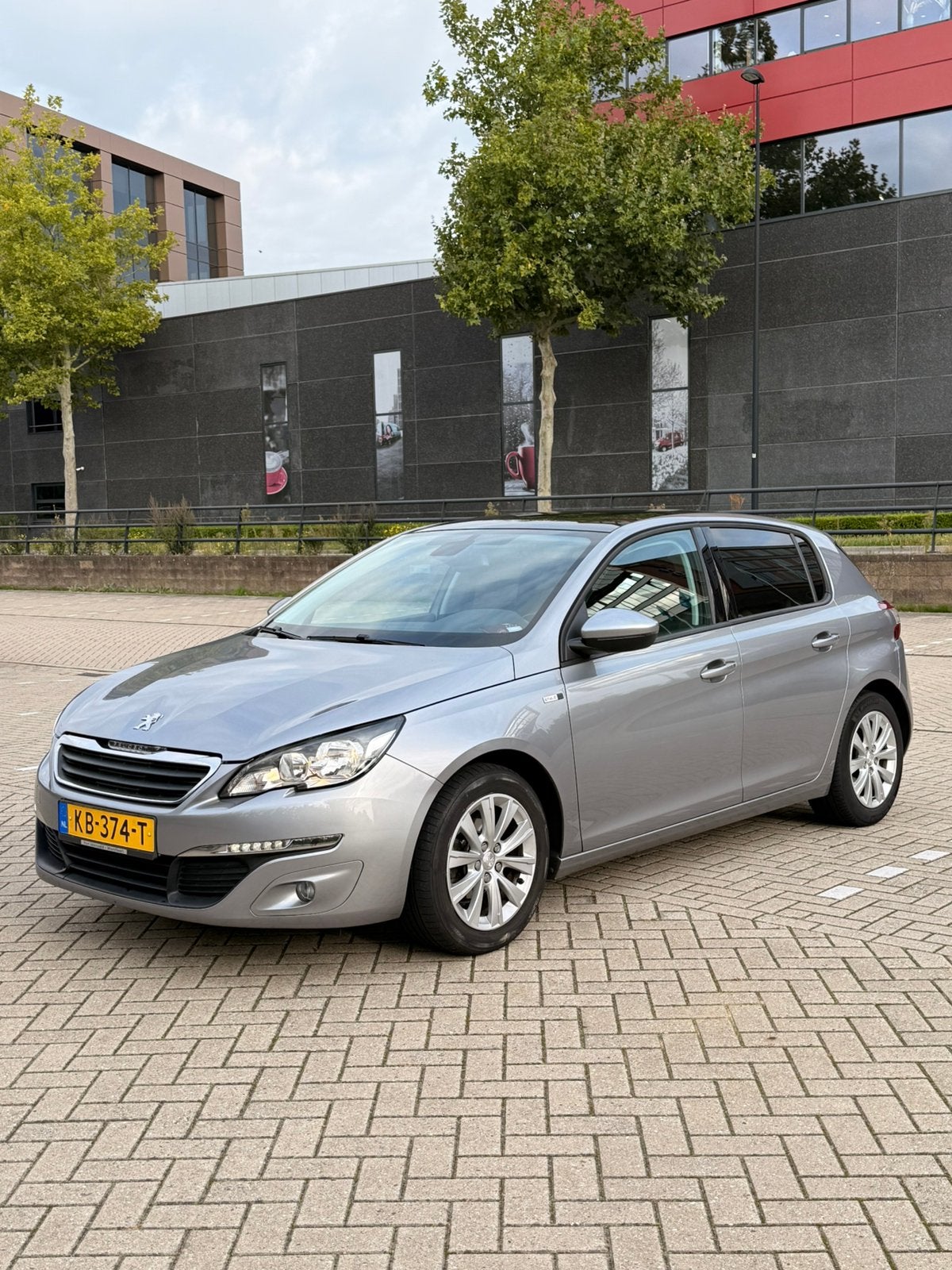 Foto 2 van Peugeot 308 1.2E-THP 81/110 5-D 2016 Grijs CARPLAY PANO