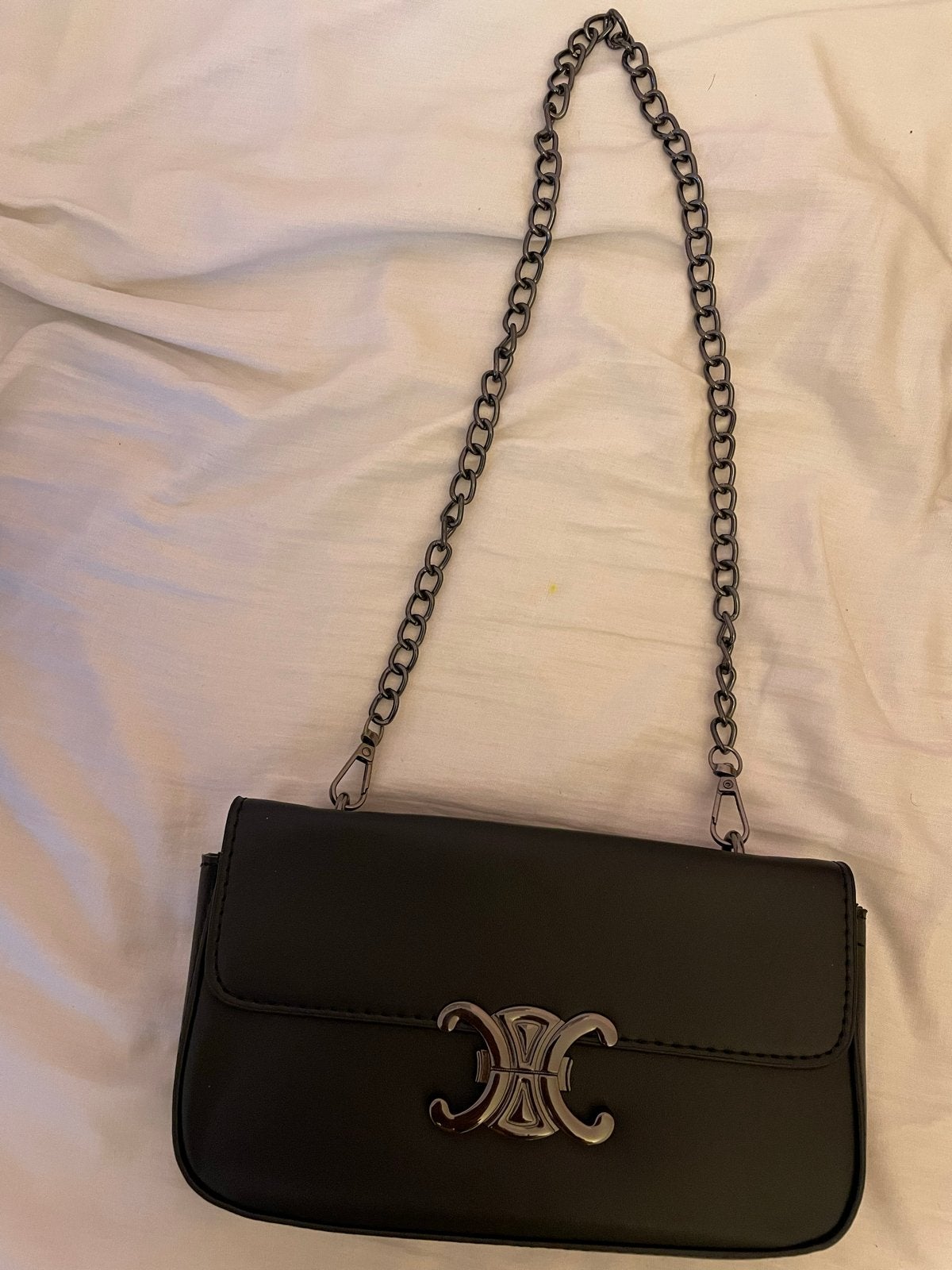 Zwarte schoudertas met ketting en metalen sluiting, Ophalen of Verzenden, Zo goed als nieuw, Zwart, Schoudertasje
