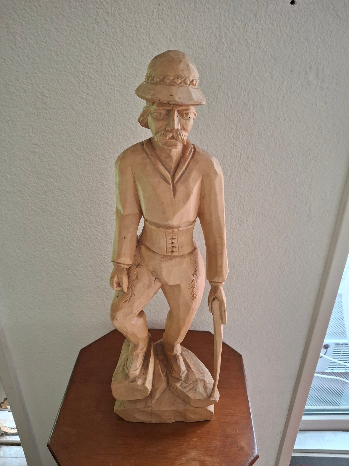 Handgesneden houten beeld van een man met hoed, Ophalen of Verzenden, Handgemaakt, 20 - 50 cm, Beeld