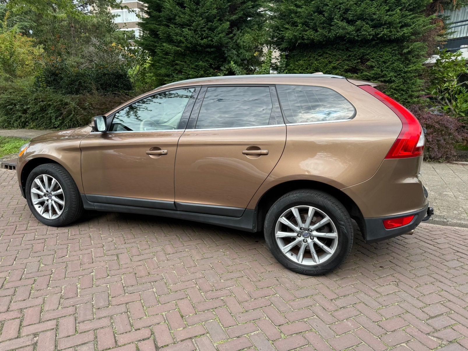 Volvo XC60 2.4 D AWD Geartronic 2009 Bruin, Auto's, Automaat, 1716 kg, 197 €/maand, 163 pk
