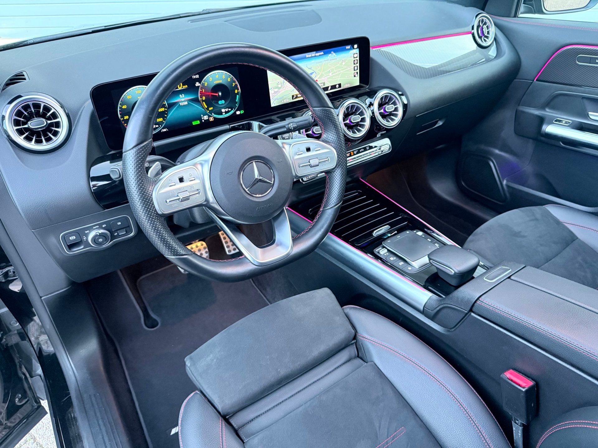 Mercedes-Benz GLA-klasse 250 e AMG Line|PANO|T.HAAK|MULTIBEA, Auto's, Automaat, Dealer onderhouden, 77 km/l, Gebruikt