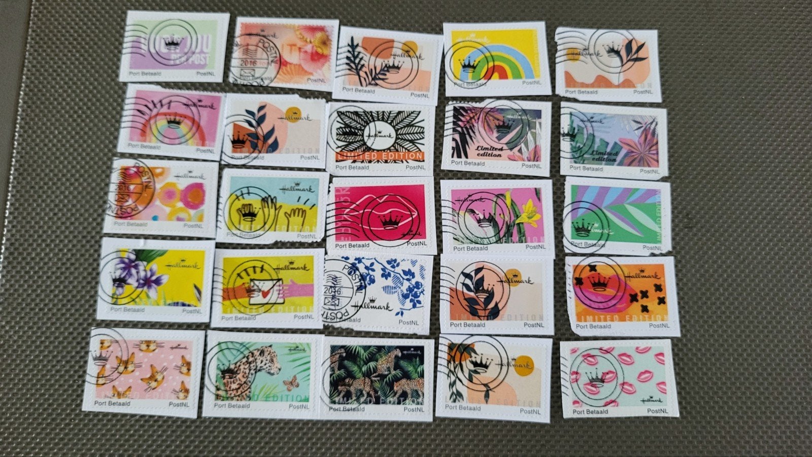 kilowaar 25 stuks verschillende Hallmark zegels, Ophalen of Verzenden, Na 1940, Gestempeld
