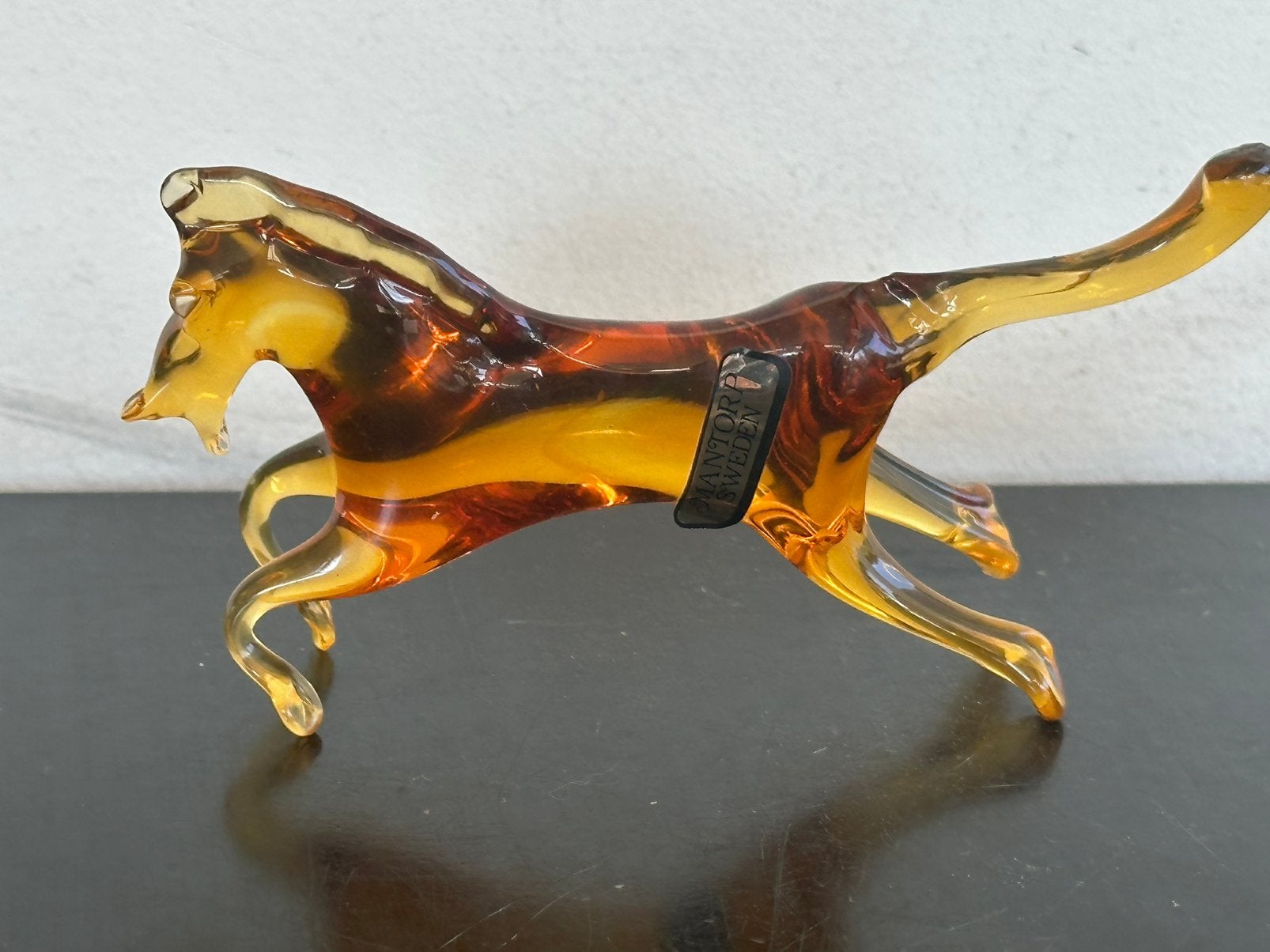Mantorp Zweden Amber kleur Glas beeldje paard 12/6 cm H, Ophalen of Verzenden, Gebruikt, Dier