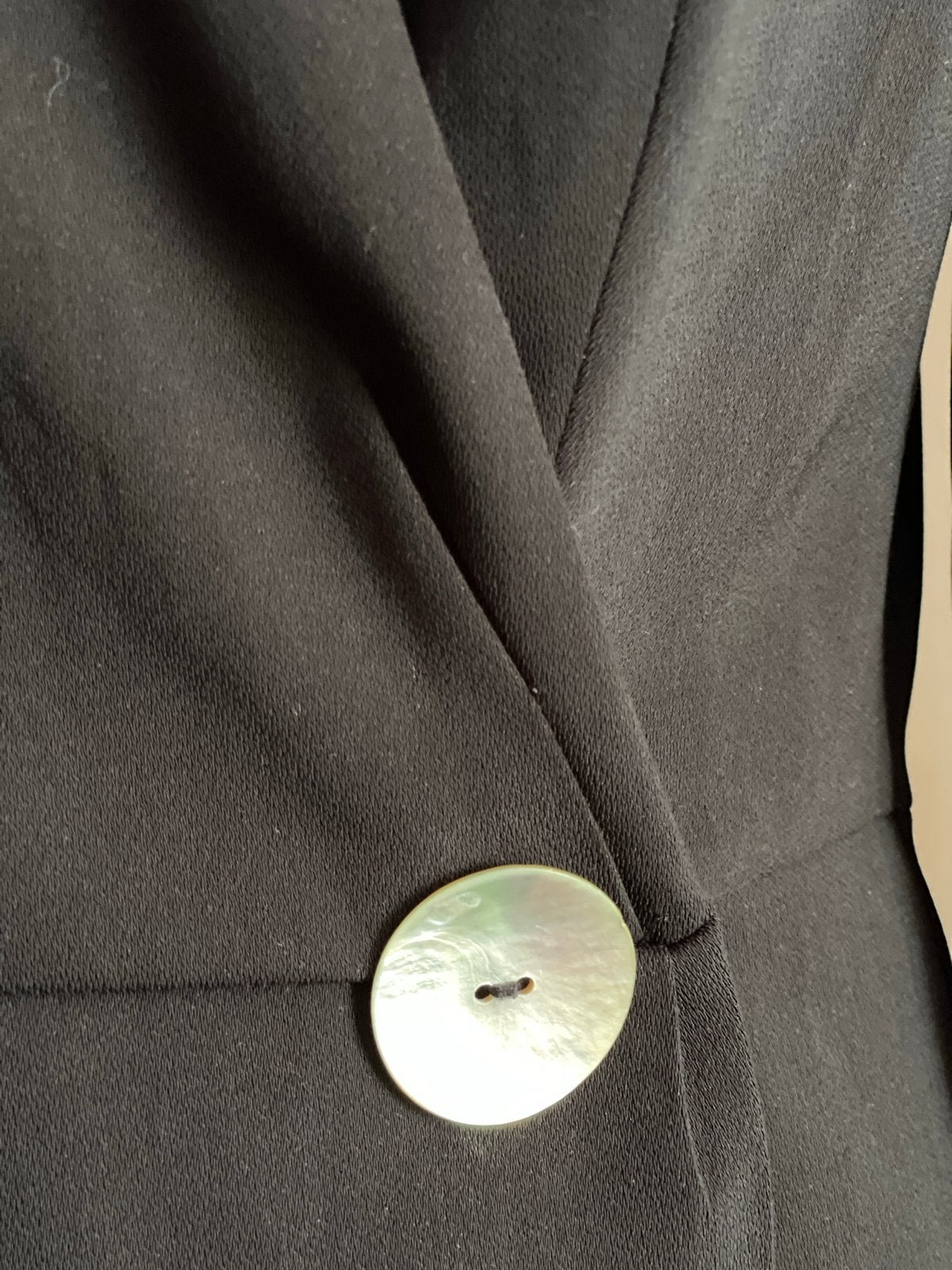 Mango Zwarte Overgooier Jurk met Parelmoer Knoop, Kleding | Dames, Jurken, Zwart, Maat 42/44 (L), Ophalen of Verzenden, Zo goed als nieuw