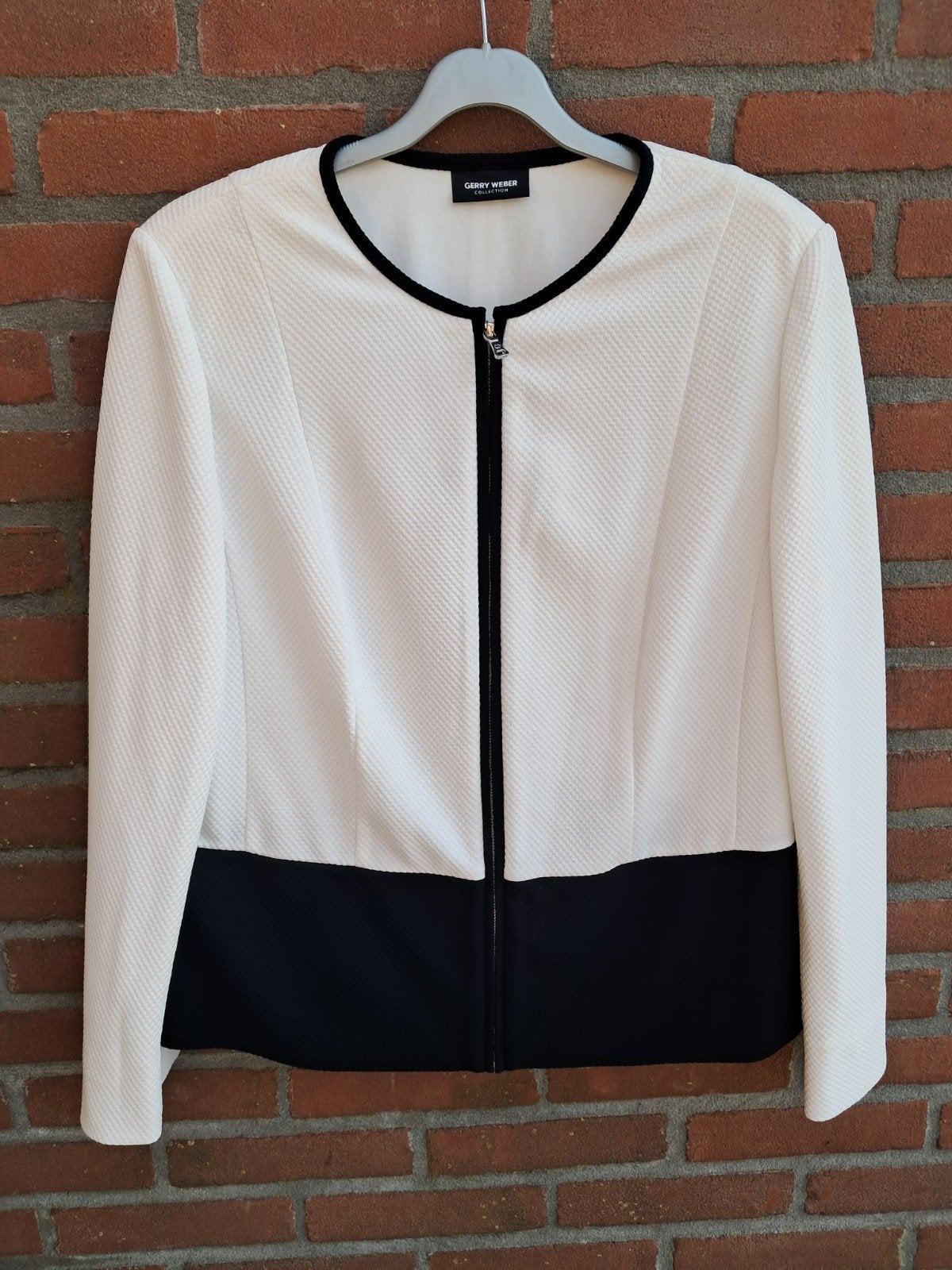 Tijdloze crème met zwart jasje van GERRY WEBER. Maat 44., Gerry weber, Ophalen of Verzenden, Zo goed als nieuw, Maat 42/44 (L)