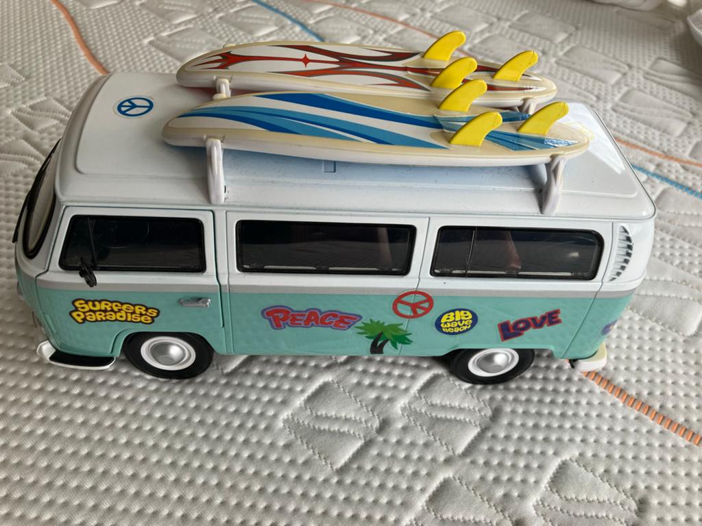 VW T2 Bus Modelauto met Surfplanken - Hippie Stijl, Hobby en Vrije tijd, Modelbouw | Auto's en Voertuigen, Overige merken, Auto