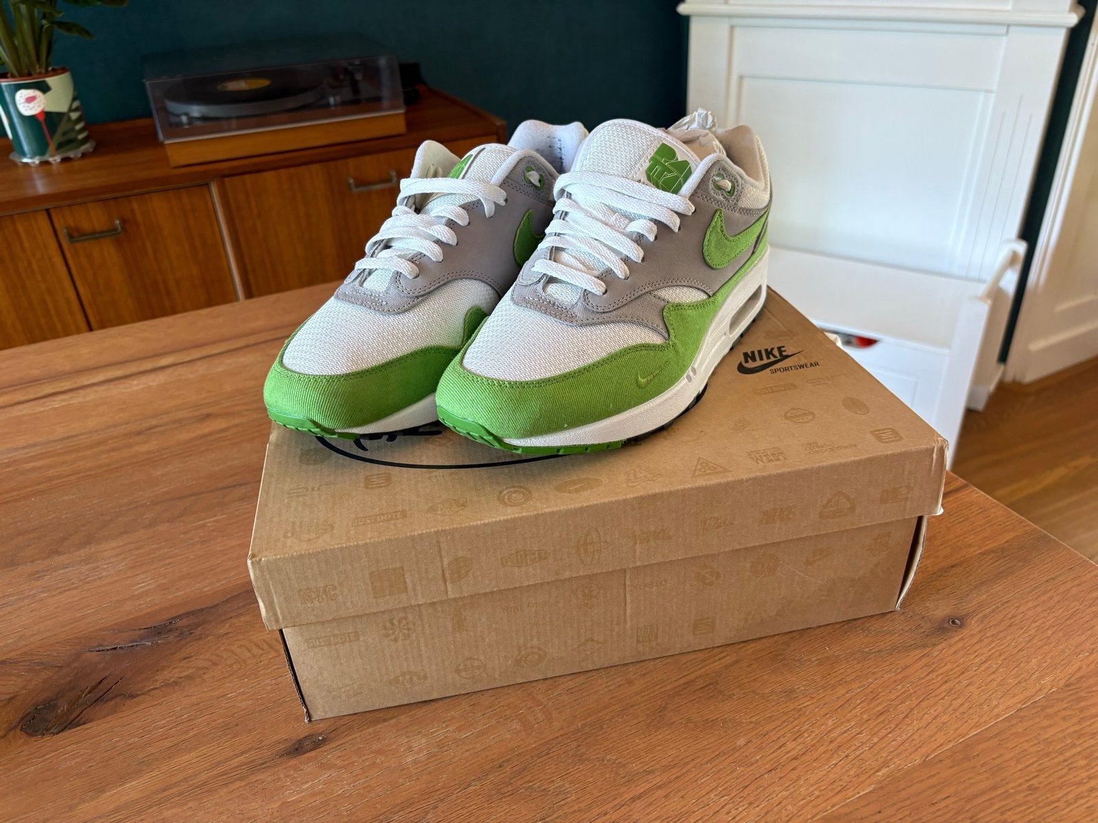 Nike Patta AM1 Chlorophyl (groen) maat 44 -Zo goed als nieuw, Ophalen of Verzenden, Zo goed als nieuw, Overige kleuren, Sneakers of Gympen