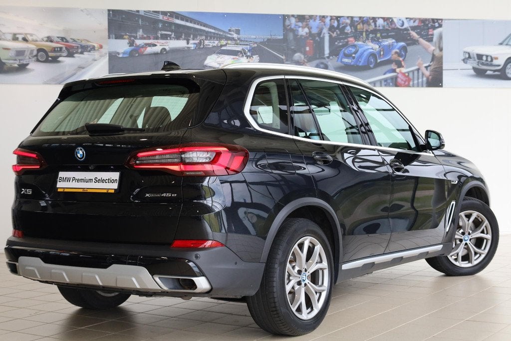 BMW X5 xDrive45e | xLine | Head-Up Display | Panorama Dak |, Auto's, BMW, Stof, Gebruikt, 394 pk, Zwart