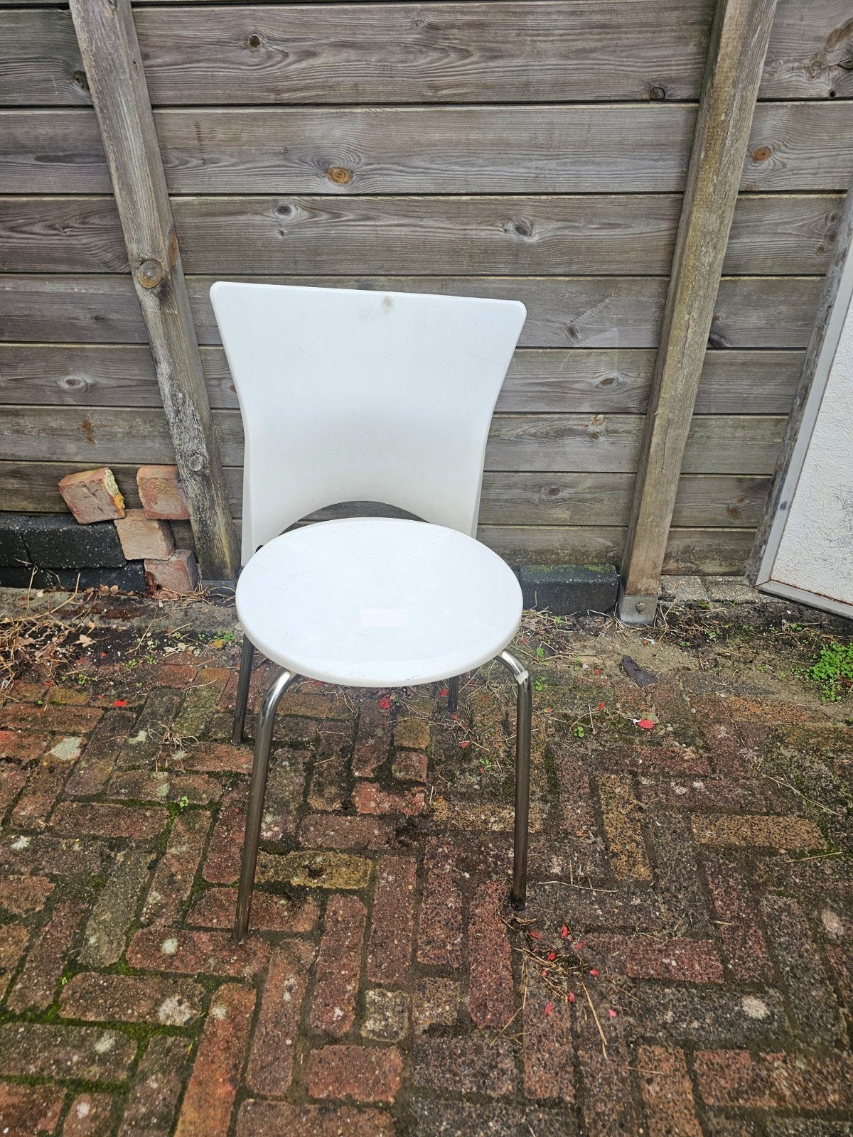 Witte stoel met kunststof zitting en metalen onderstel, Ophalen, Wit, Eén, Kunststof
